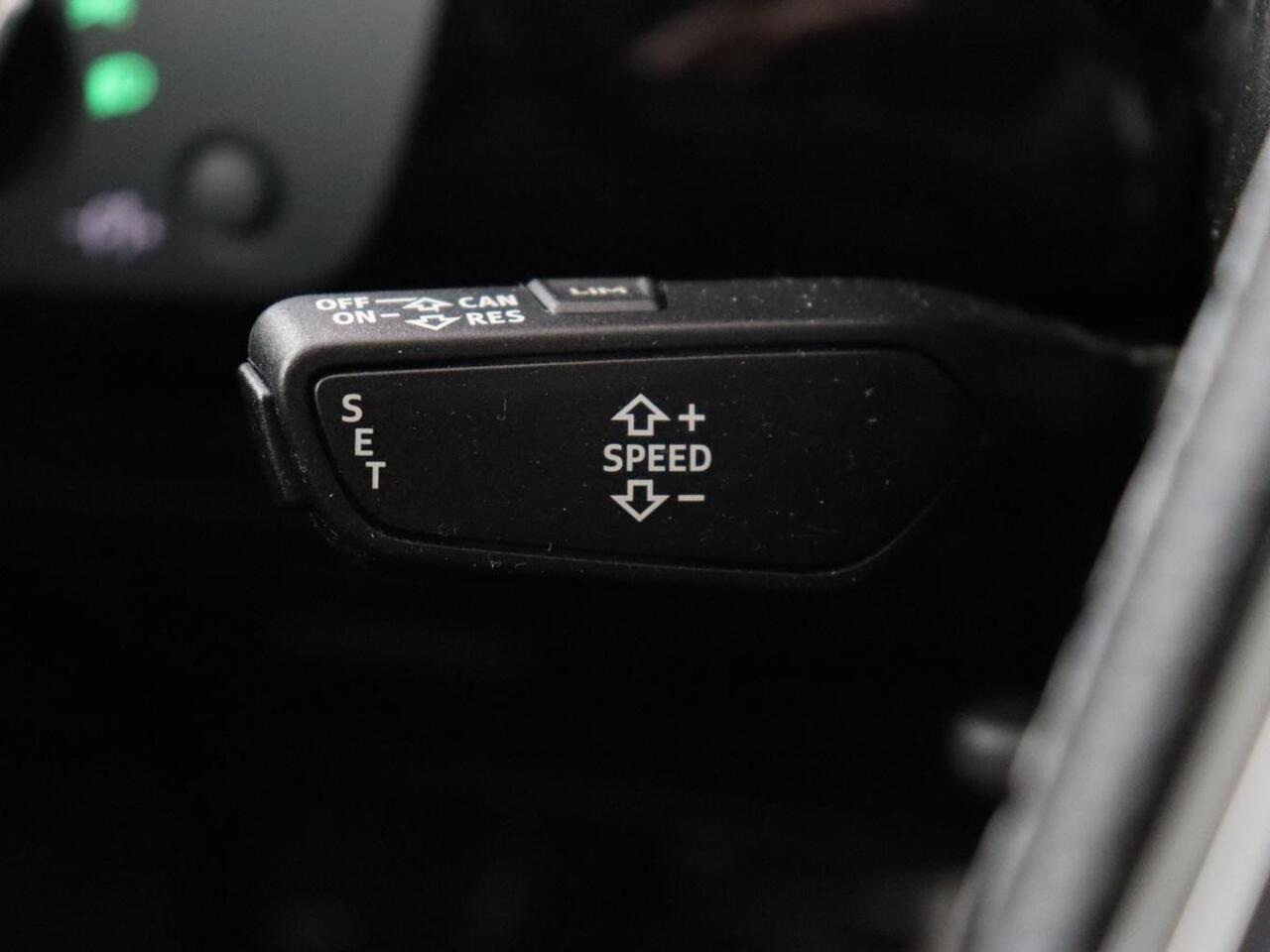 Audi A4 35 TFSI S edition Competition | Panoramadak | Stoelverwarming | Virtual Cockpit | Carplay | Half leder | Navigatie | Sportstoelen | Full LED | DAB | Climate control | Cruise control | S Line