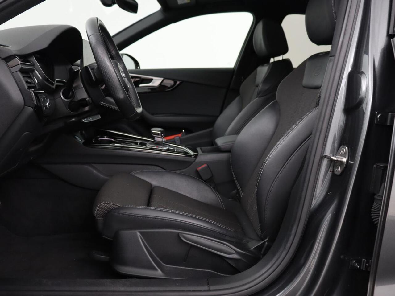 Audi A4 35 TFSI S edition Competition | Panoramadak | Stoelverwarming | Virtual Cockpit | Carplay | Half leder | Navigatie | Sportstoelen | Full LED | DAB | Climate control | Cruise control | S Line