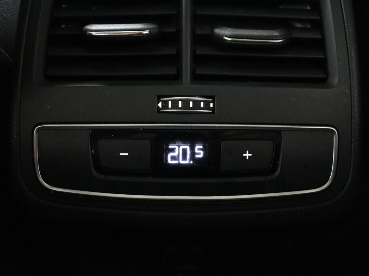 Audi A4 35 TFSI S edition Competition | Panoramadak | Stoelverwarming | Virtual Cockpit | Carplay | Half leder | Navigatie | Sportstoelen | Full LED | DAB | Climate control | Cruise control | S Line