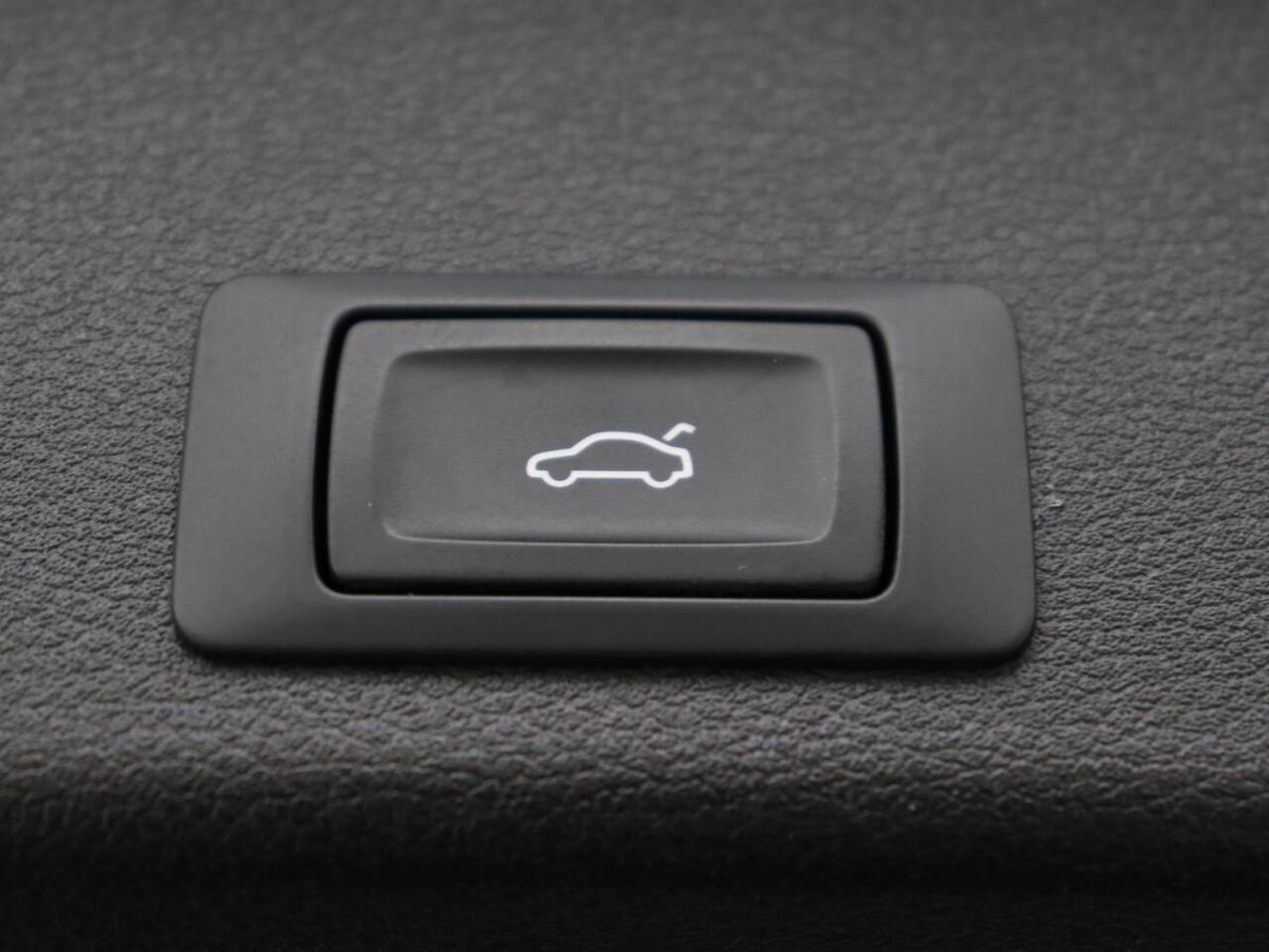 Audi A4 35 TFSI S edition | Leder | Stoelverwarming | Adaptive cruise | Memory | Camera | Carplay | Side Assist | Navigatie | Full LED | Climate control | S Line