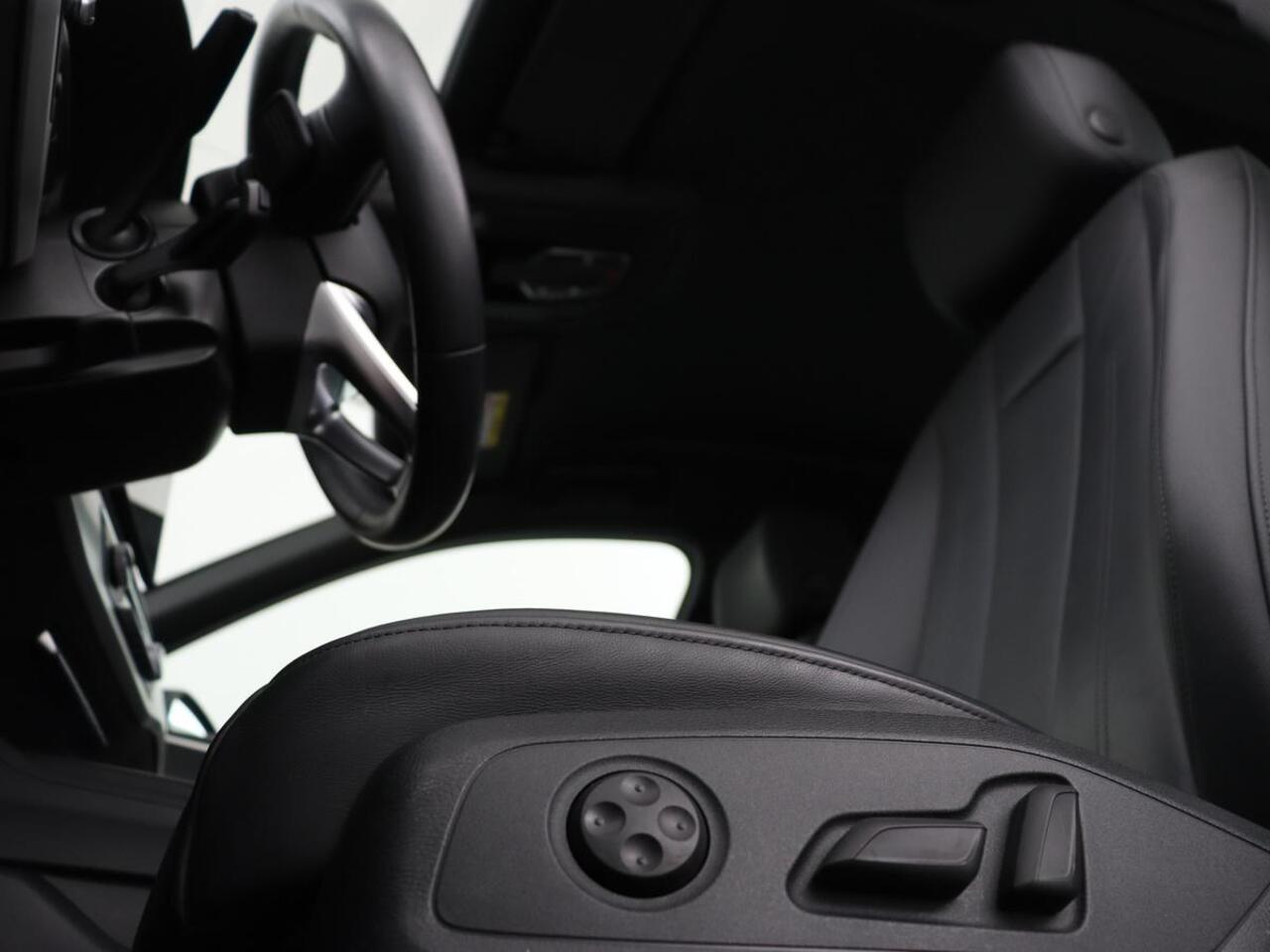 Audi A4 35 TFSI S edition | Leder | Stoelverwarming | Adaptive cruise | Memory | Camera | Carplay | Side Assist | Navigatie | Full LED | Climate control | S Line