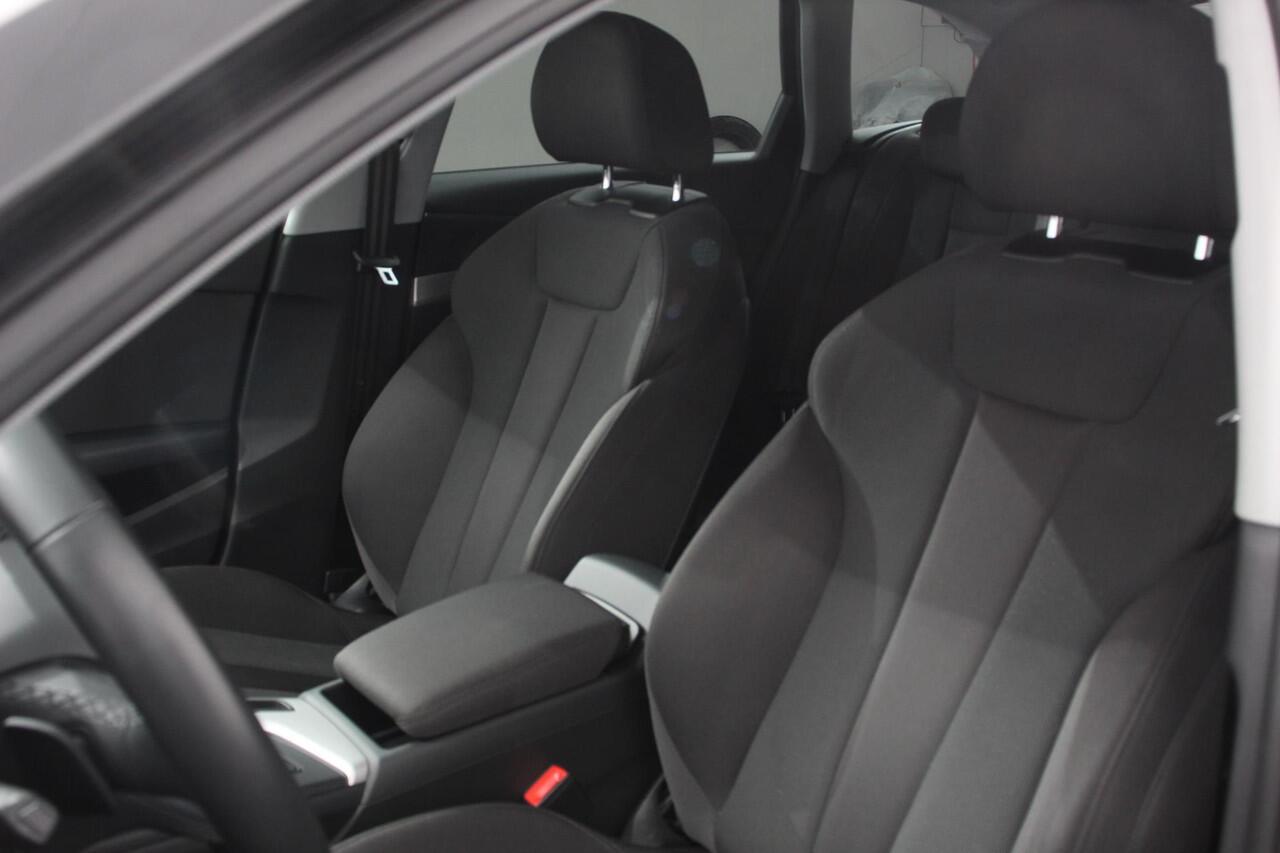Audi A4 Avant 40 TFSI 204pk S-tronic S-Line Black Edition | Navigatie | Apple Carplay/Android Auto | Adaptive Cruise Control | Parkeersensoren | Camera | Dodehoek Assistent | Elektrische Achterklep | Stoelverwarming | Climate Control |