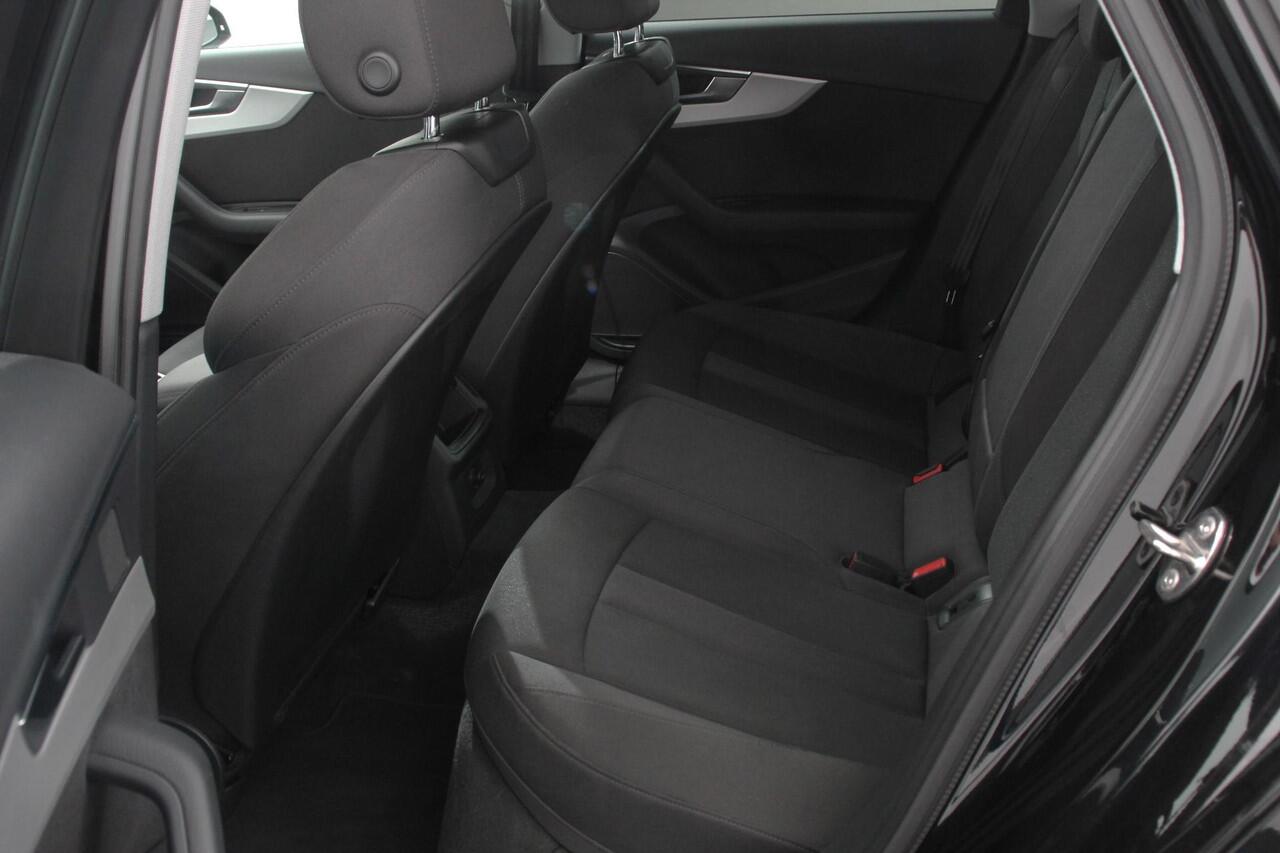 Audi A4 Avant 40 TFSI 204pk S-tronic S-Line Black Edition | Navigatie | Apple Carplay/Android Auto | Adaptive Cruise Control | Parkeersensoren | Camera | Dodehoek Assistent | Elektrische Achterklep | Stoelverwarming | Climate Control |