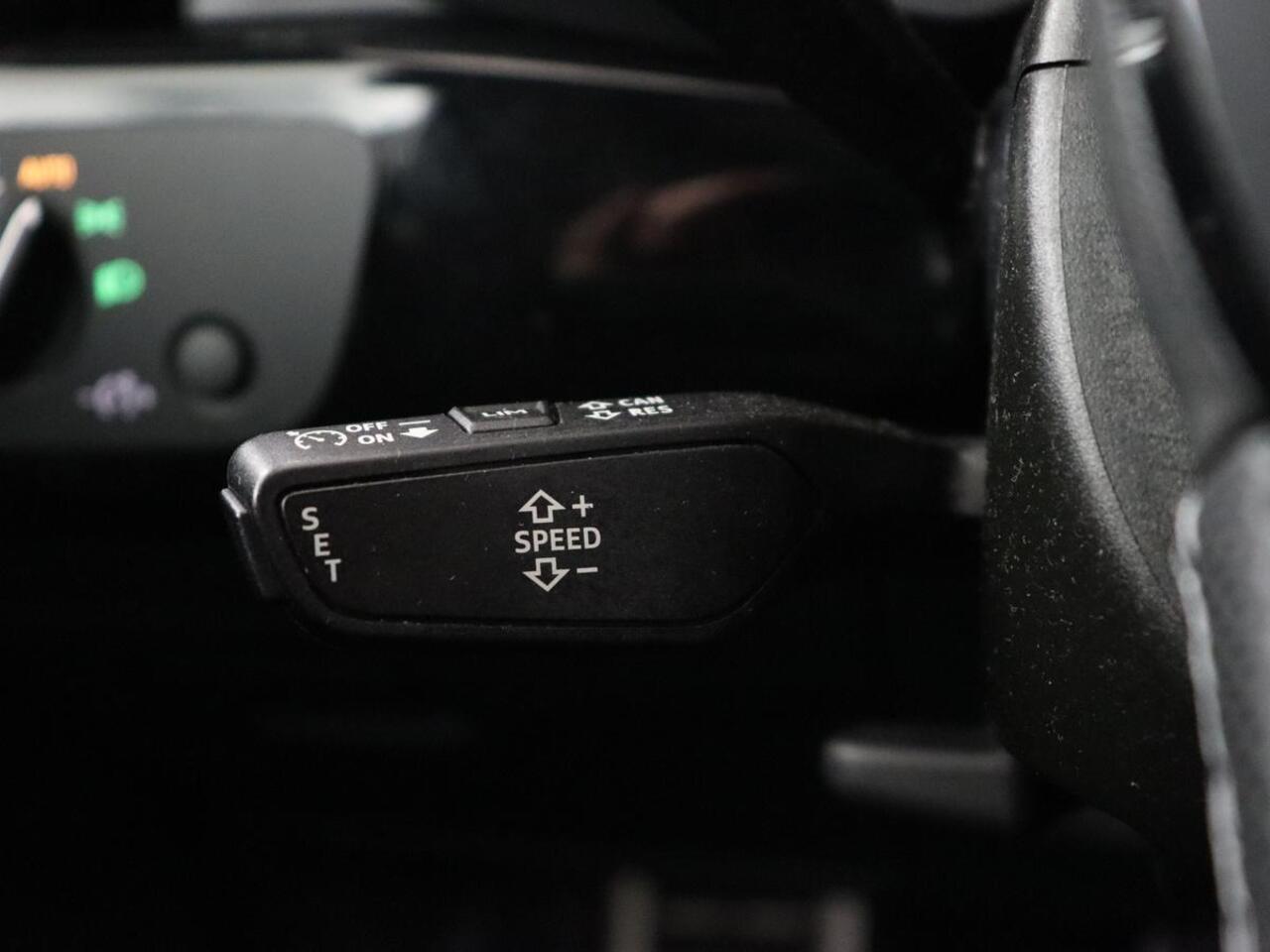 Audi A4 35 TFSI S edition Competion | Origineel NL | Trekhaak | Sfeerverlichting | Virtual Cockpit | Carplay | Sportstoelen | Half leder | Full LED | Navigatie | Parkeerhulp | Cruise control | S Line