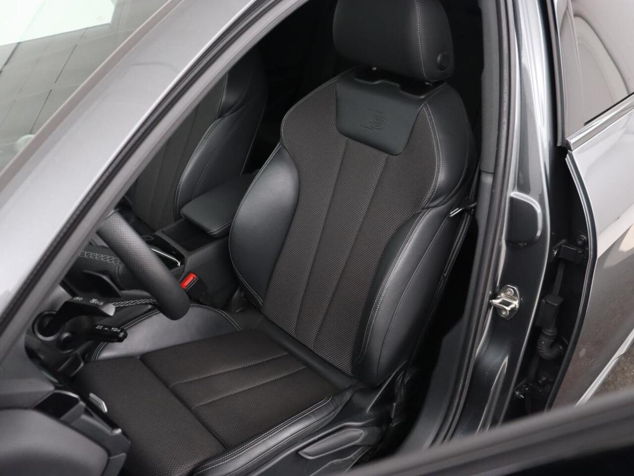 Audi A4 35 TFSI S edition Competion | Origineel NL | Trekhaak | Sfeerverlichting | Virtual Cockpit | Carplay | Sportstoelen | Half leder | Full LED | Navigatie | Parkeerhulp | Cruise control | S Line