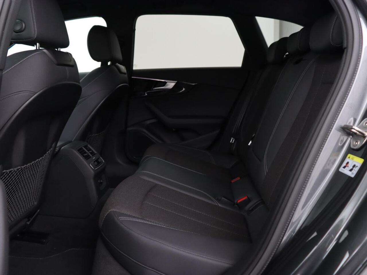 Audi A4 35 TFSI S edition Competion | Origineel NL | Trekhaak | Sfeerverlichting | Virtual Cockpit | Carplay | Sportstoelen | Half leder | Full LED | Navigatie | Parkeerhulp | Cruise control | S Line