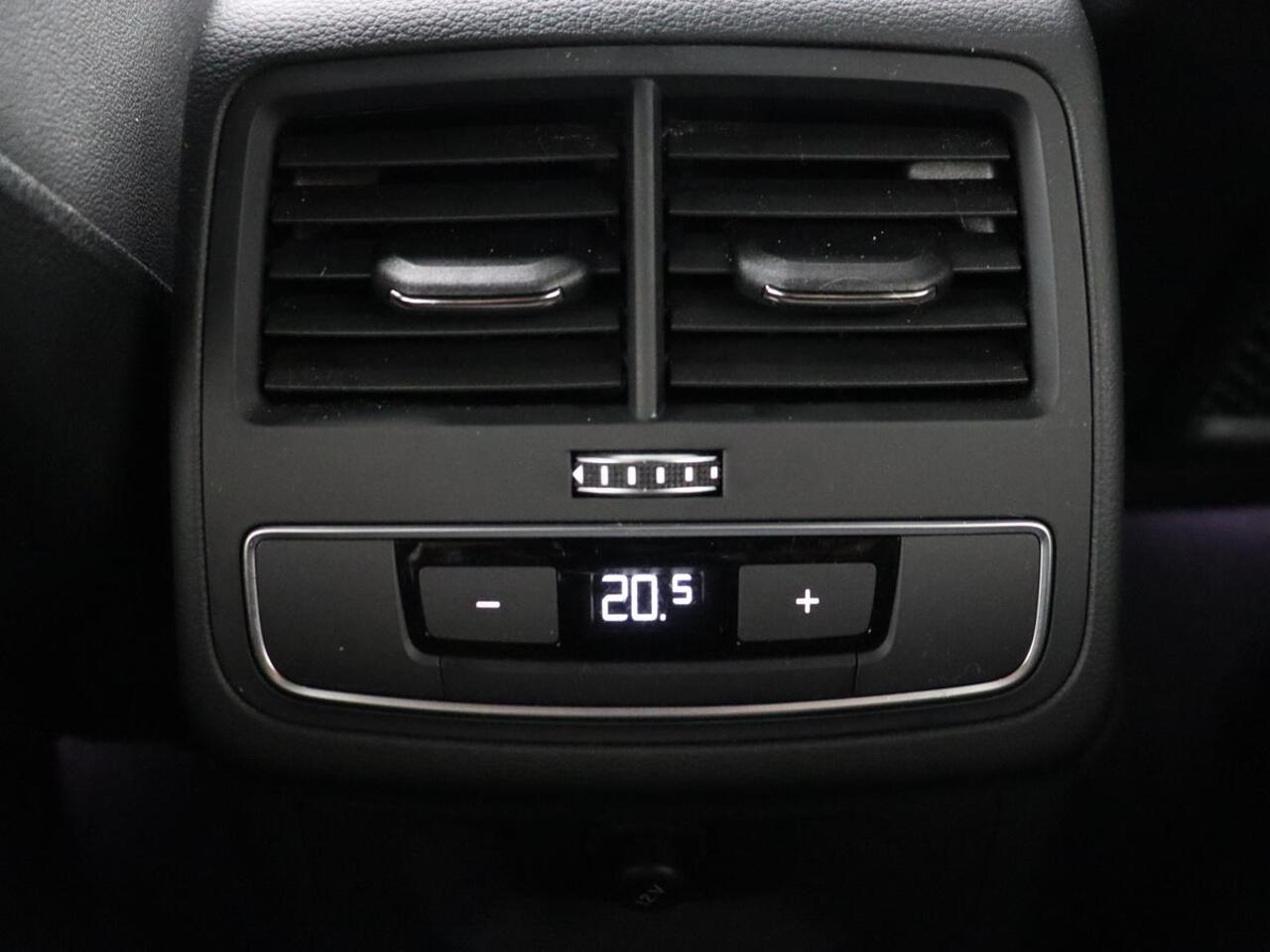 Audi A4 35 TFSI S edition Competion | Origineel NL | Trekhaak | Sfeerverlichting | Virtual Cockpit | Carplay | Sportstoelen | Half leder | Full LED | Navigatie | Parkeerhulp | Cruise control | S Line