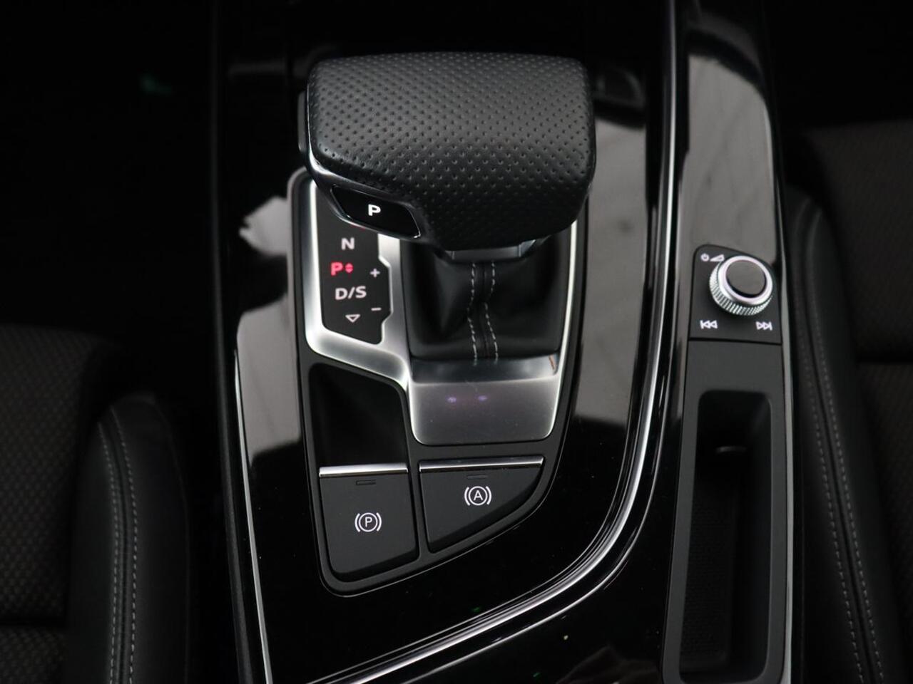 Audi A4 35 TFSI S edition Competion | Origineel NL | Trekhaak | Sfeerverlichting | Virtual Cockpit | Carplay | Sportstoelen | Half leder | Full LED | Navigatie | Parkeerhulp | Cruise control | S Line