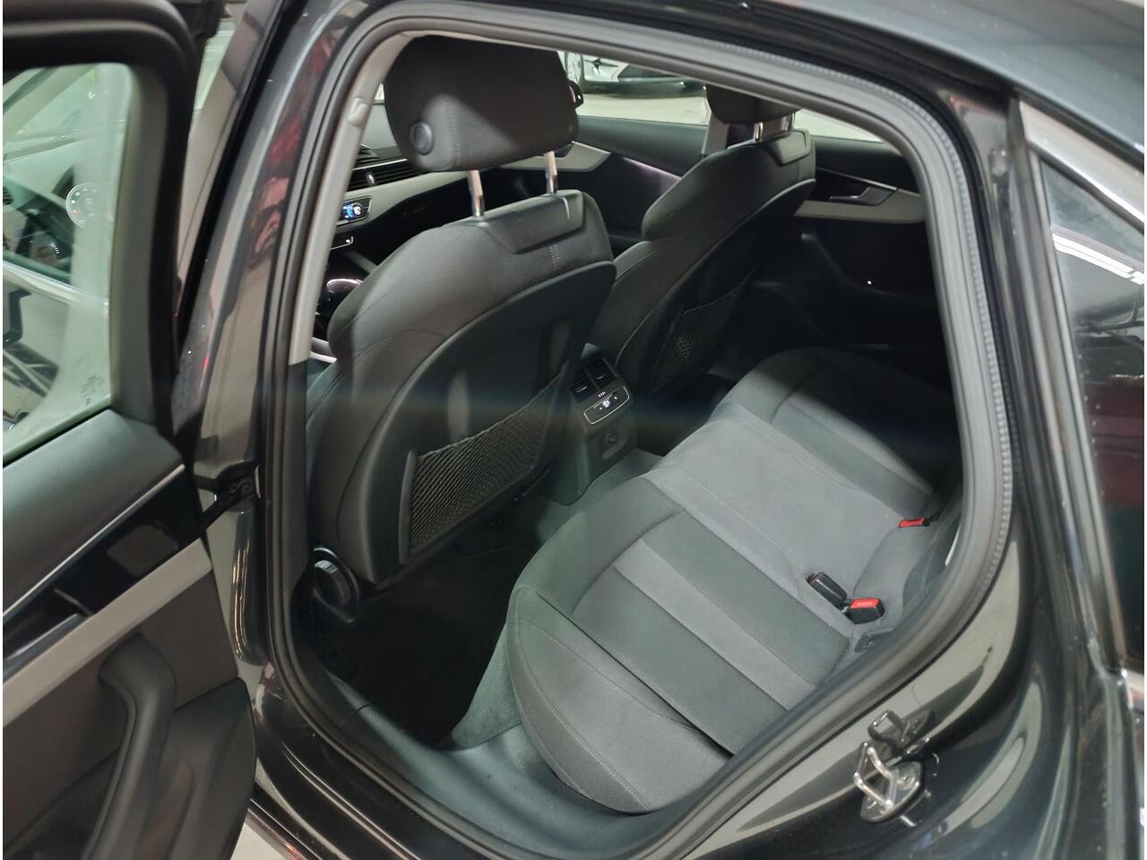 Audi A4 Limousine 35 TFSI Advanced Edition Climate controle | Navigatiesysteem | Parkeersensoren | Cruise controle | Keyless