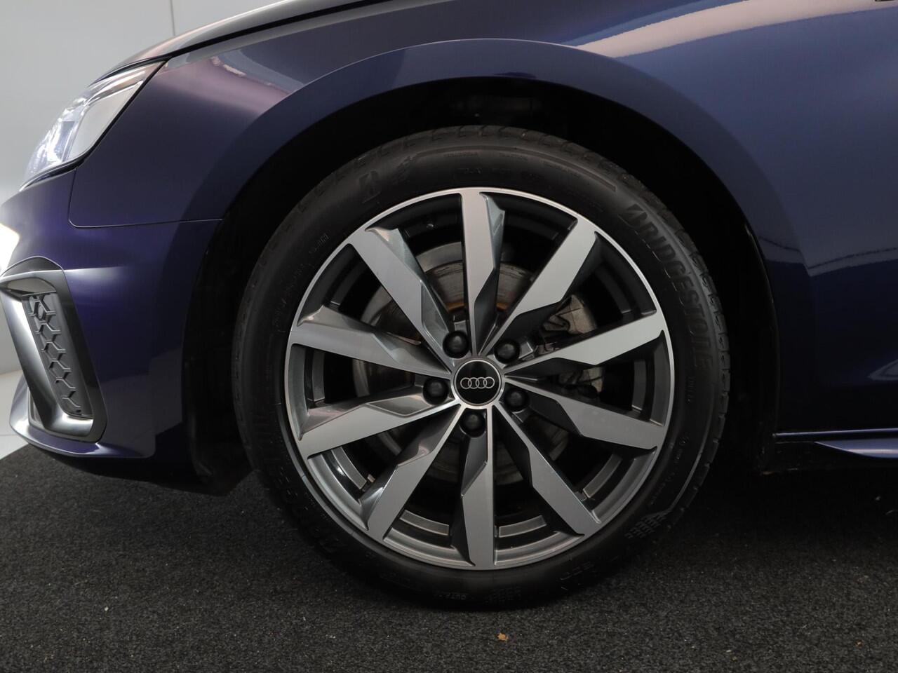 Audi A4 Avant 35 TFSI S edition Competition 150 pk S-tronic | Verlengde garantie | Navigatie | Parkeersensoren | LED koplampen | Stoelverwarming | S-Line |