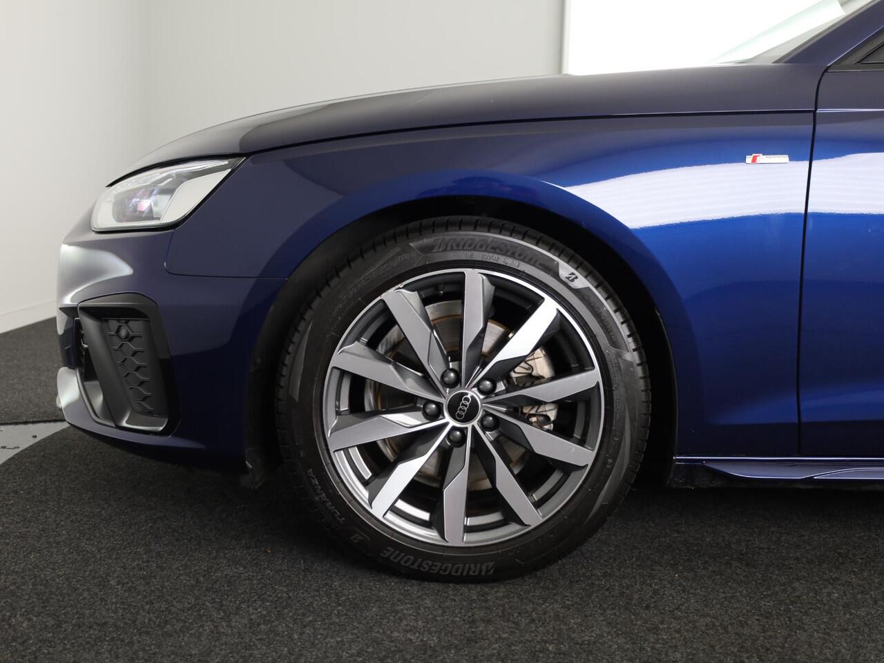 Audi A4 Avant 35 TFSI S edition Competition 150 pk S-tronic | Private lease vanaf ¤ 751,- per maand | Verlengde garantie | Navigatie | Parkeersensoren | Stoelverwarming | S-Line |