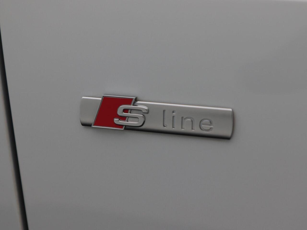 Audi A4 Limousine 35 TFSi S-Line Competition 150 Pk Automaat | Open Dak | Zwart Optiek | Virtual Cockpit | Sportstoelen | CarPlay | LED | Sensoren | 18 Inch | 91.236 Km!