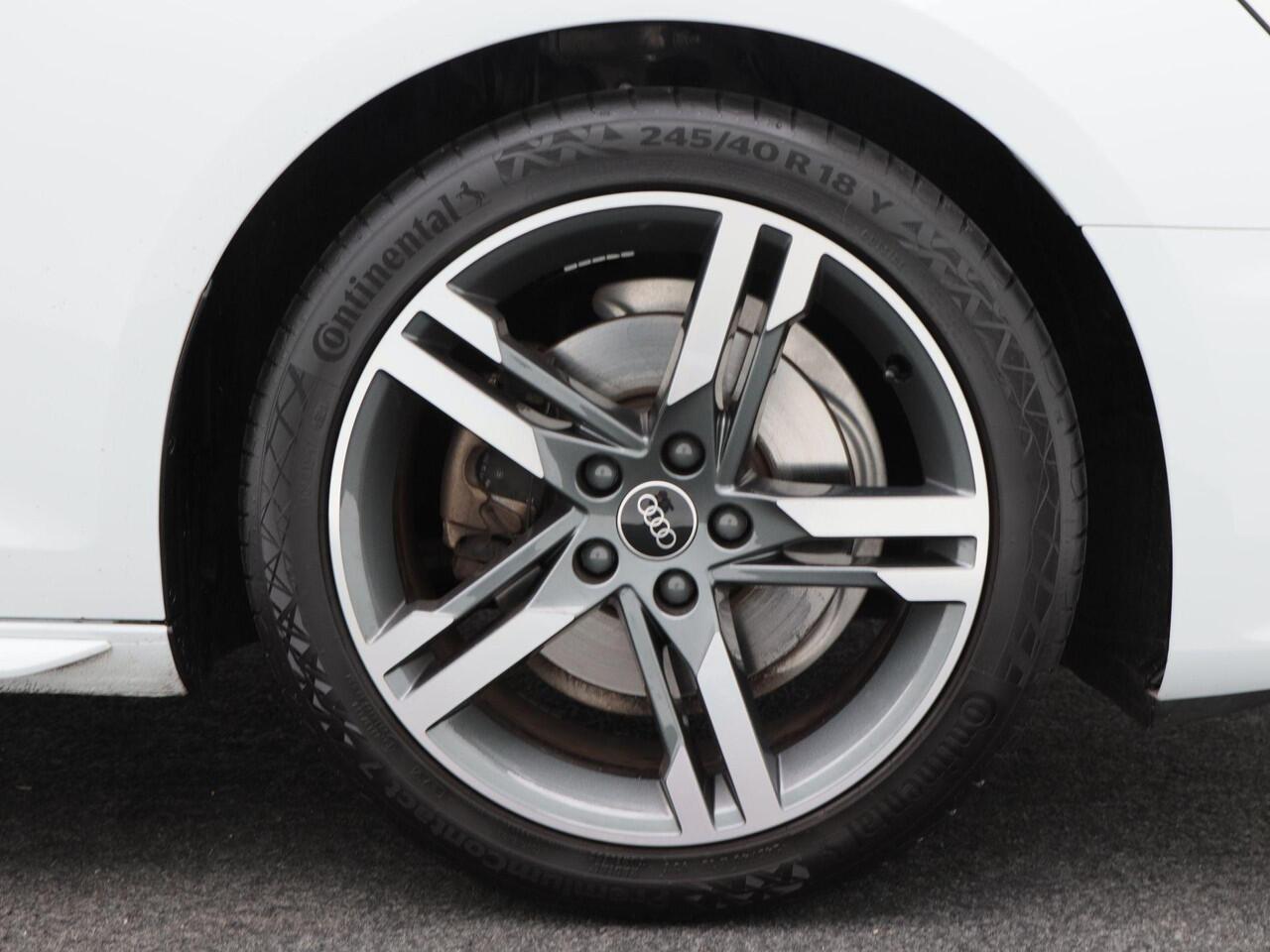 Audi A4 Limousine 35 TFSi S-Line Competition 150 Pk Automaat | Open Dak | Zwart Optiek | Virtual Cockpit | Sportstoelen | CarPlay | LED | Sensoren | 18 Inch | 91.236 Km!