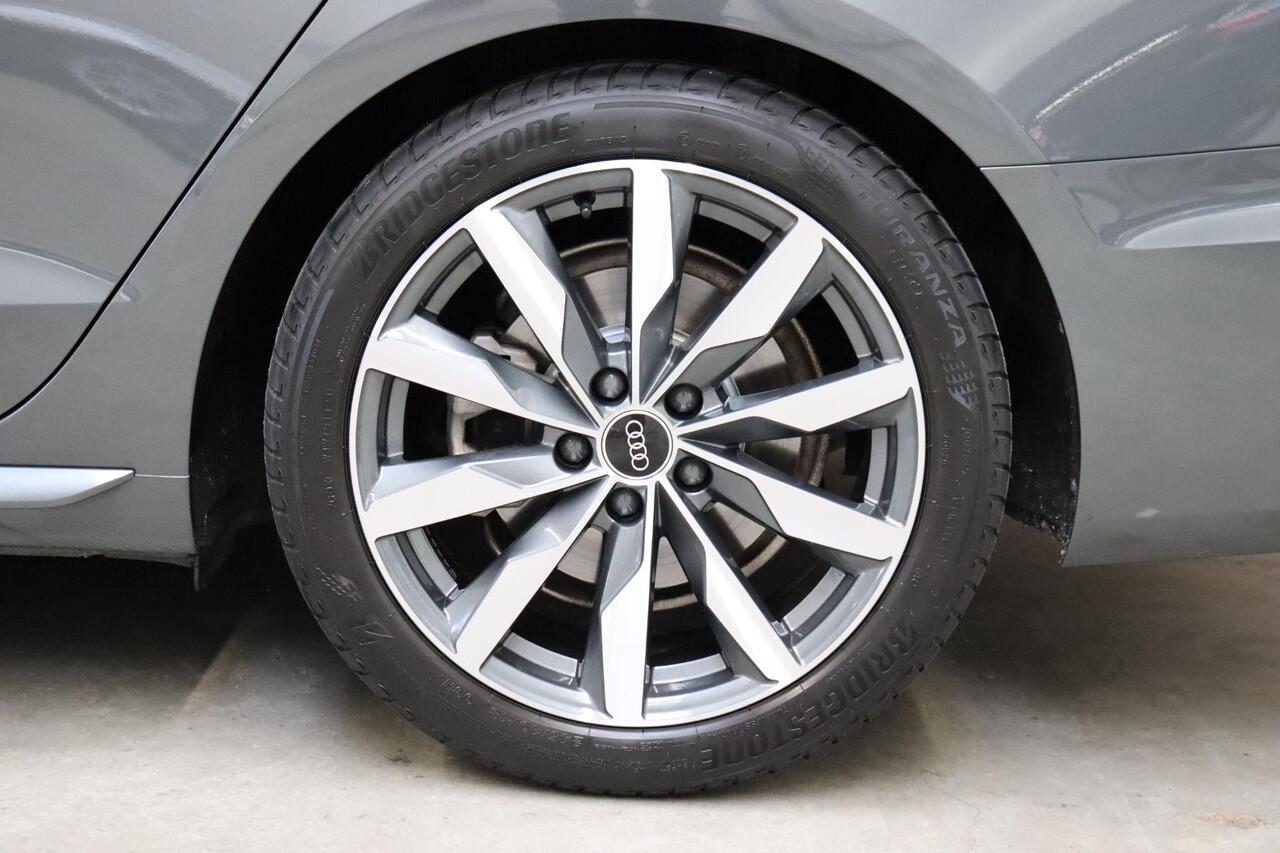 Audi A4 Avant 35 TFSI S Edition Competition Automaat / Panoramadak / Optic Black / Adaptieve Cruise Control / 18 Inch / LED / Stoelverwarming / Navigatiesysteem / Achteruitrijcamera / Extra Getint Glas / Climate Control