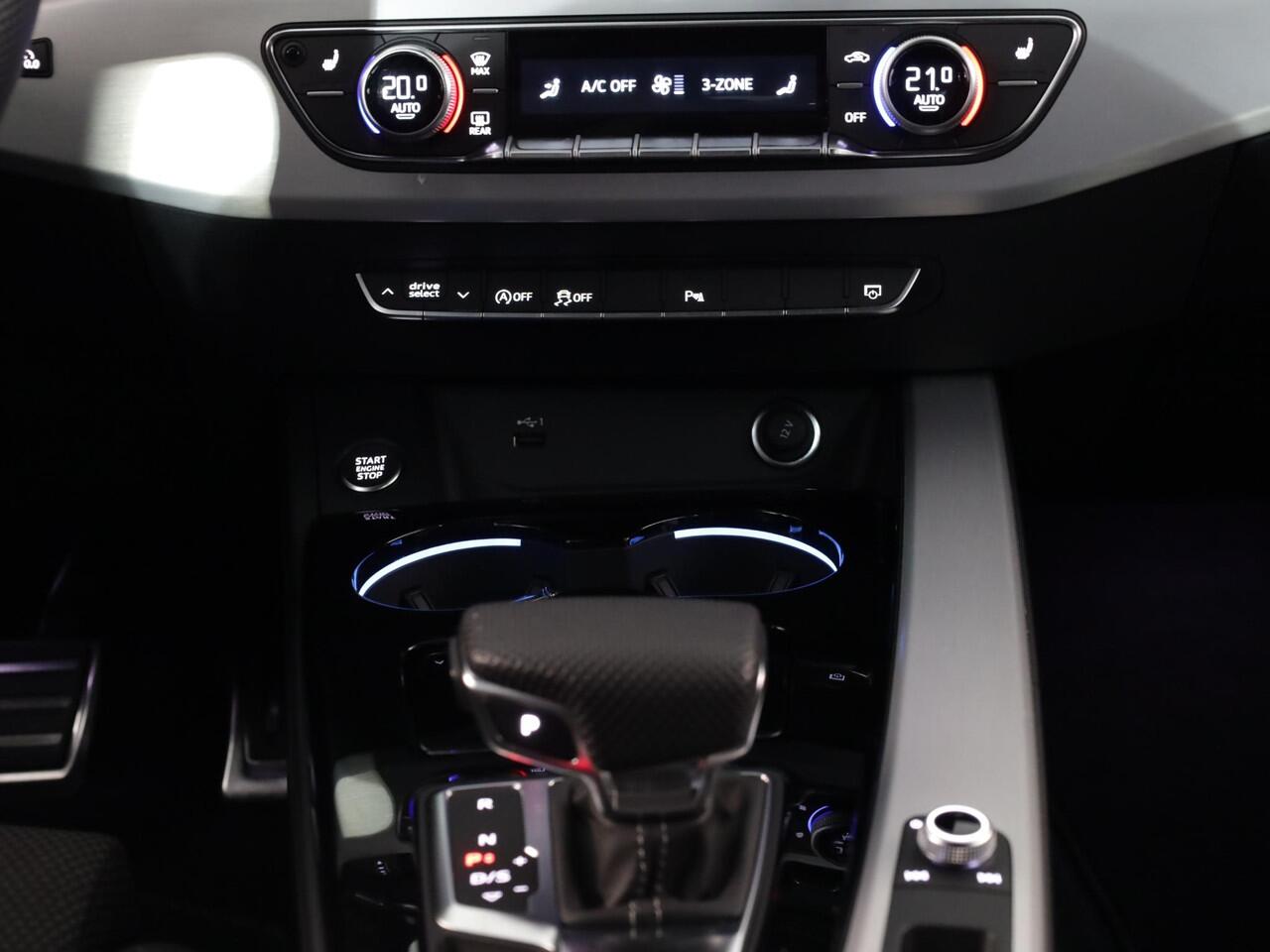 Audi A4 Avant 35 TFSI S edition Competition 150 pk S-tronic| Private lease vanaf ¤760,- pm | Verlengde garantie | Navigatie | Parkeersensoren | Autom. airco (3 zones) | Stoelverwarming | S-Line |