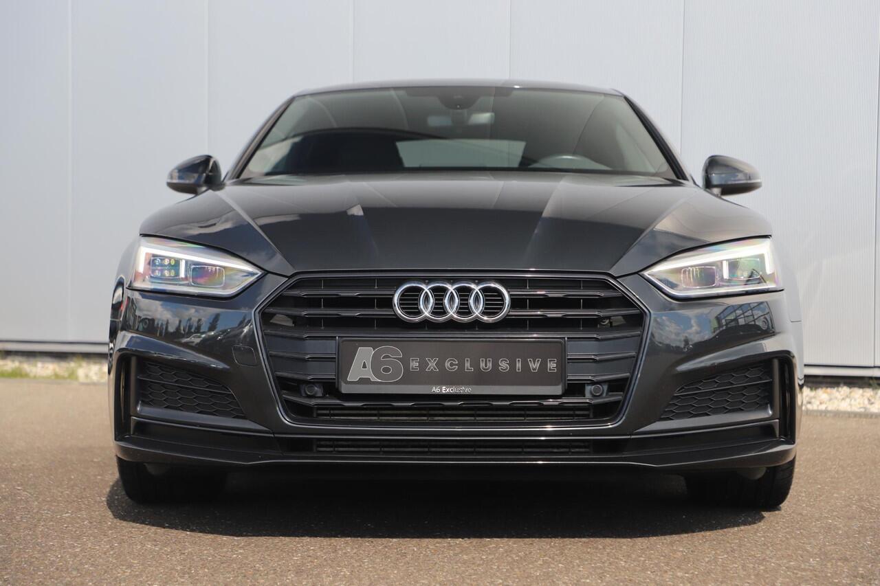 Audi A5 Sportback 35 TFSI Sport S-line black edition Trekhaak Virtual Cockpit LED Matrix Navigatie Half Leder Stoelverwarming Sfeerverlichting 19 inch LMV NAP Dealer Onderhouden!