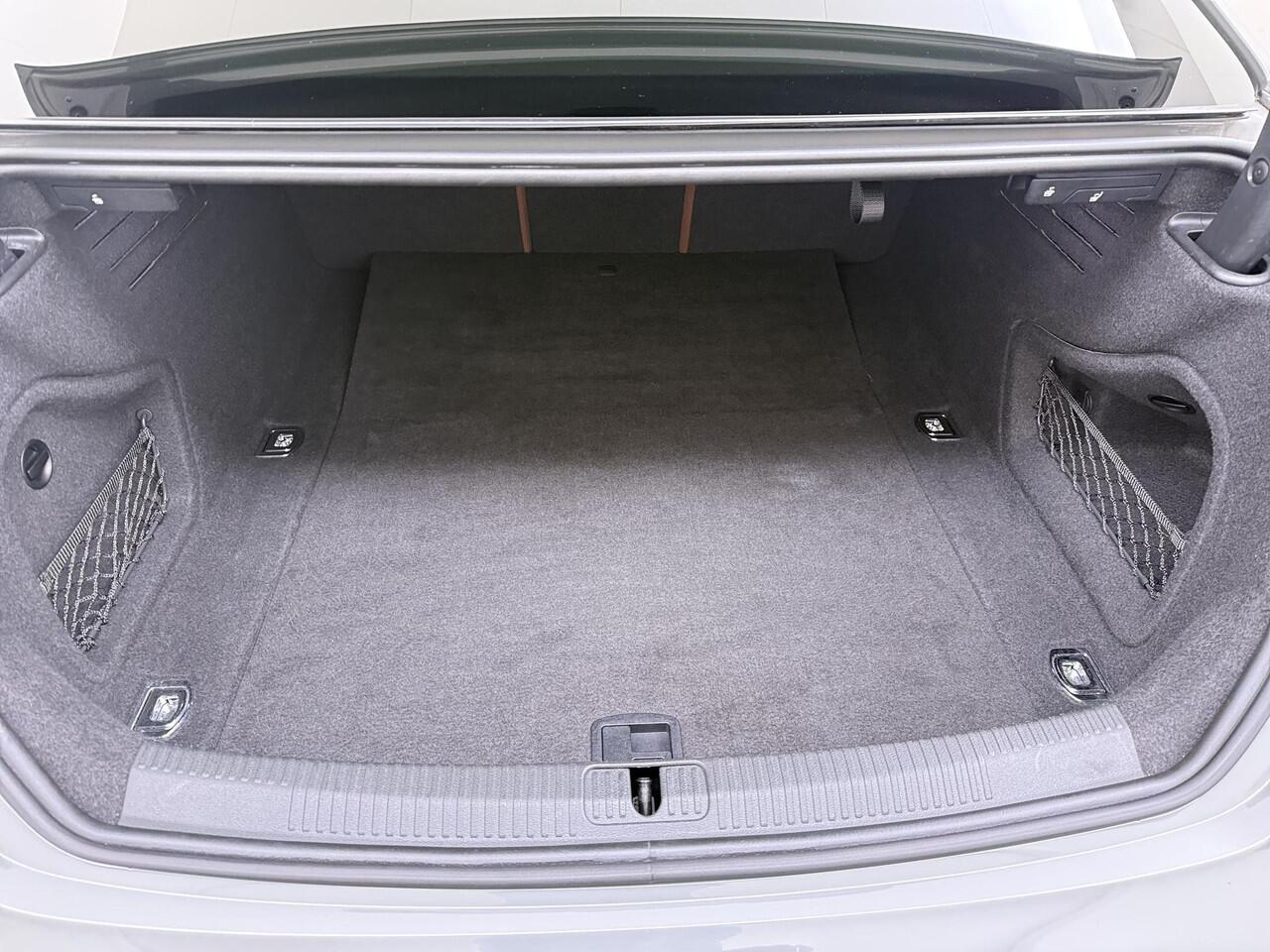 Audi A5 Coupé 40 TFSI S edition | S LINE IN- EN EXTERIEUR | TOPSTAAT! | 20 INCH| LEER| CAMERA| STOELVERWARMING| MATRIX LED| QUANTUM GRIJS