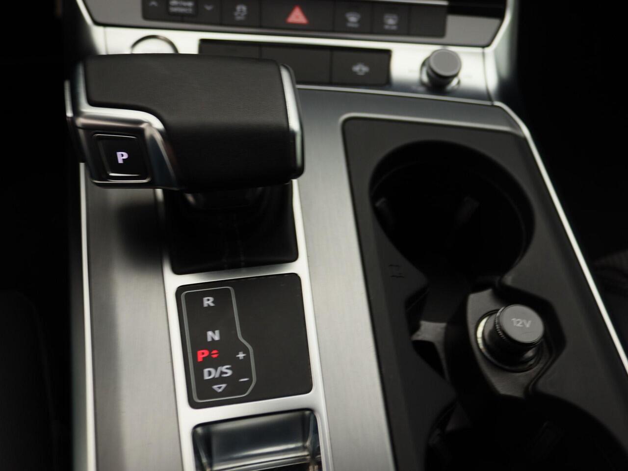 Audi A6 Avant 45 TFSI S edition Trekhaak-pakket | incl. winterbandenset | Veiligheids-pakket | alarmsysteem | Autonomous Emergency Braking |bots herkenning en activatie | cruise control | electronic climate control | LED koplampen | lederen/stof bekleding | licht