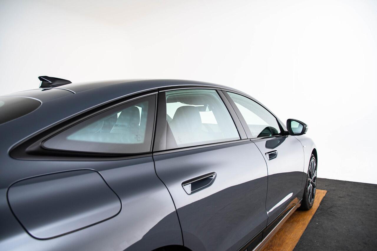Audi A6 Sportback e-tron S edition performance 100 kWh Tech plus - Exterieurpakket zwart - Driespaaks sportstuur - Standkachel - Stoelverwarming - Elektrisch instelbare voorstoelen - MMI experience plus -