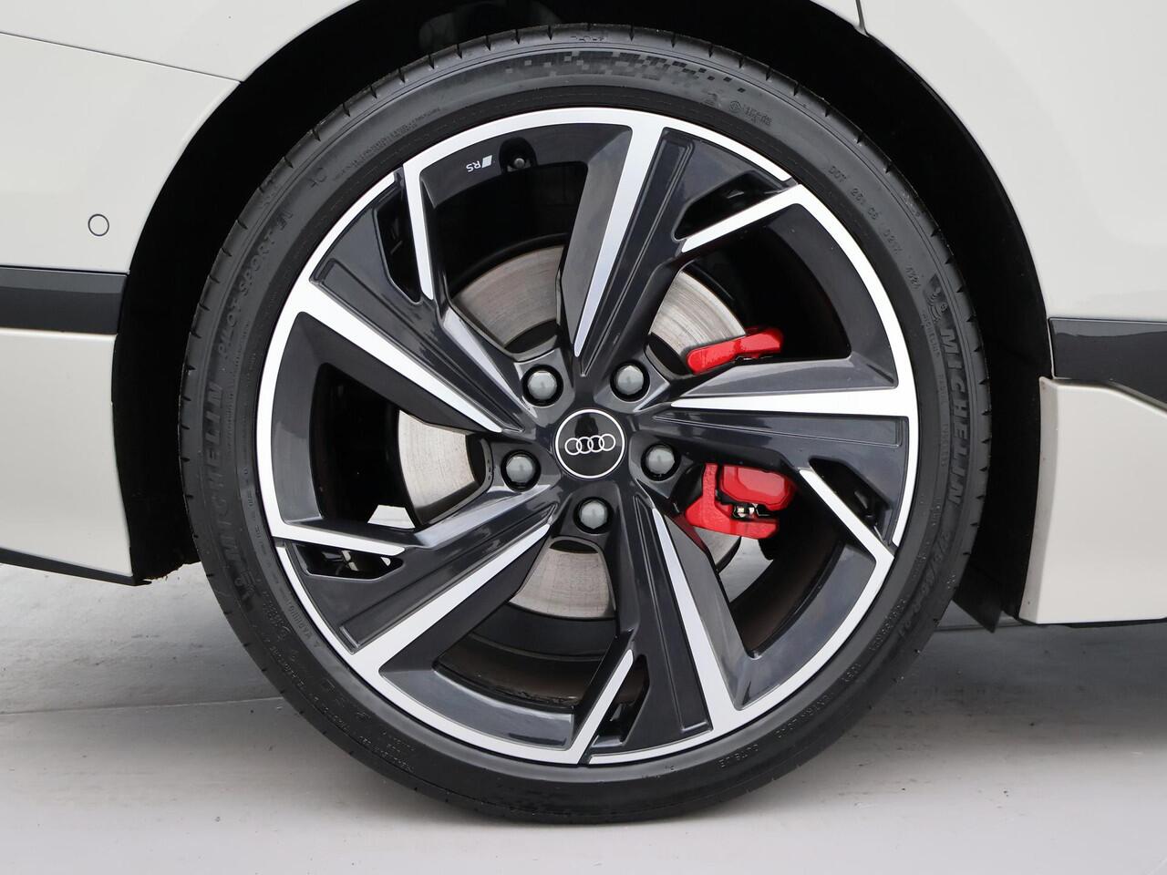 Audi A6 Avant e-tron S EDITION PERFORMANCE 100 kWh + PANORAMA | 21 INCH | LUCHTVERING | BIJRIJDER DISPLAY | TECH PRO