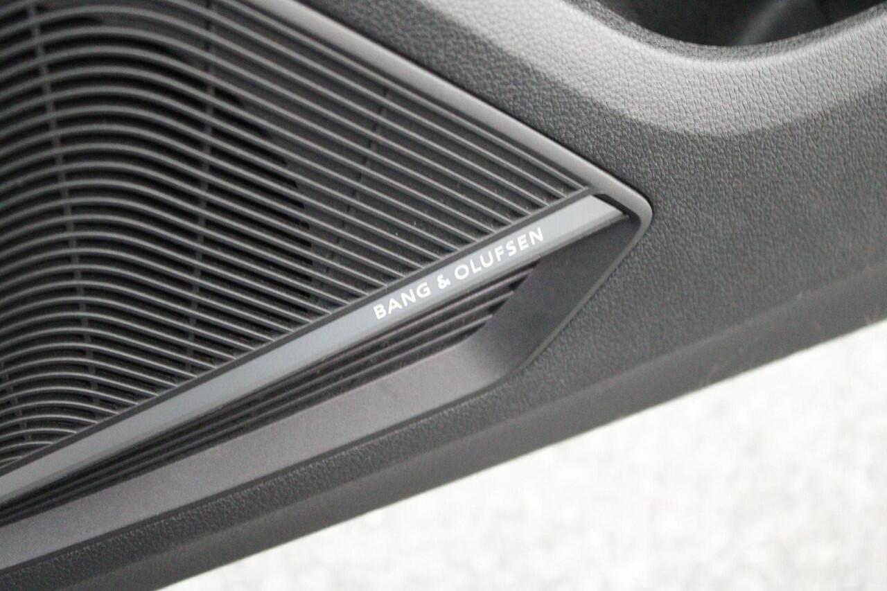 Audi Q2 35 TFSI 150pk S Edition Led Standkachel Trekhaak Camera Stoelverwarming B&O Virtual Cockpit Adaptive Cruise 2x S-Line