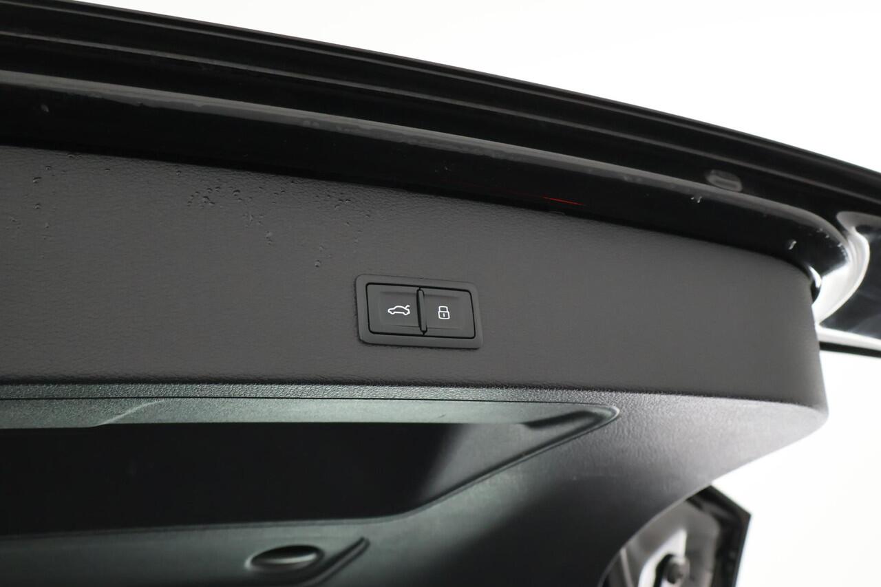 Audi Q2 35 TFSI 150pk S-Line Trekhaak Camera Leder Keyless Stoelverwarming Virtual Cockpit Navigatie