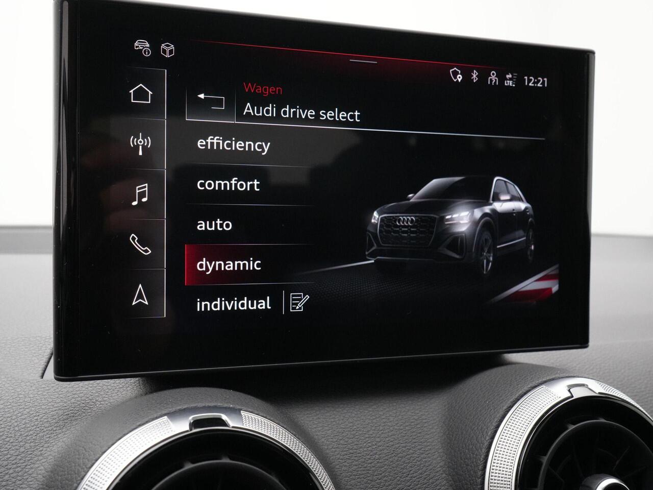 Audi Q2 35 TFSI 150 pk S-tronic Advanced edition / S-Line | Panoramadak | Trekhaak | Aadaptieve onderstelregeling (DCC) | Sportstoelen | Side Assist | Remklauwen rood | 19 inch