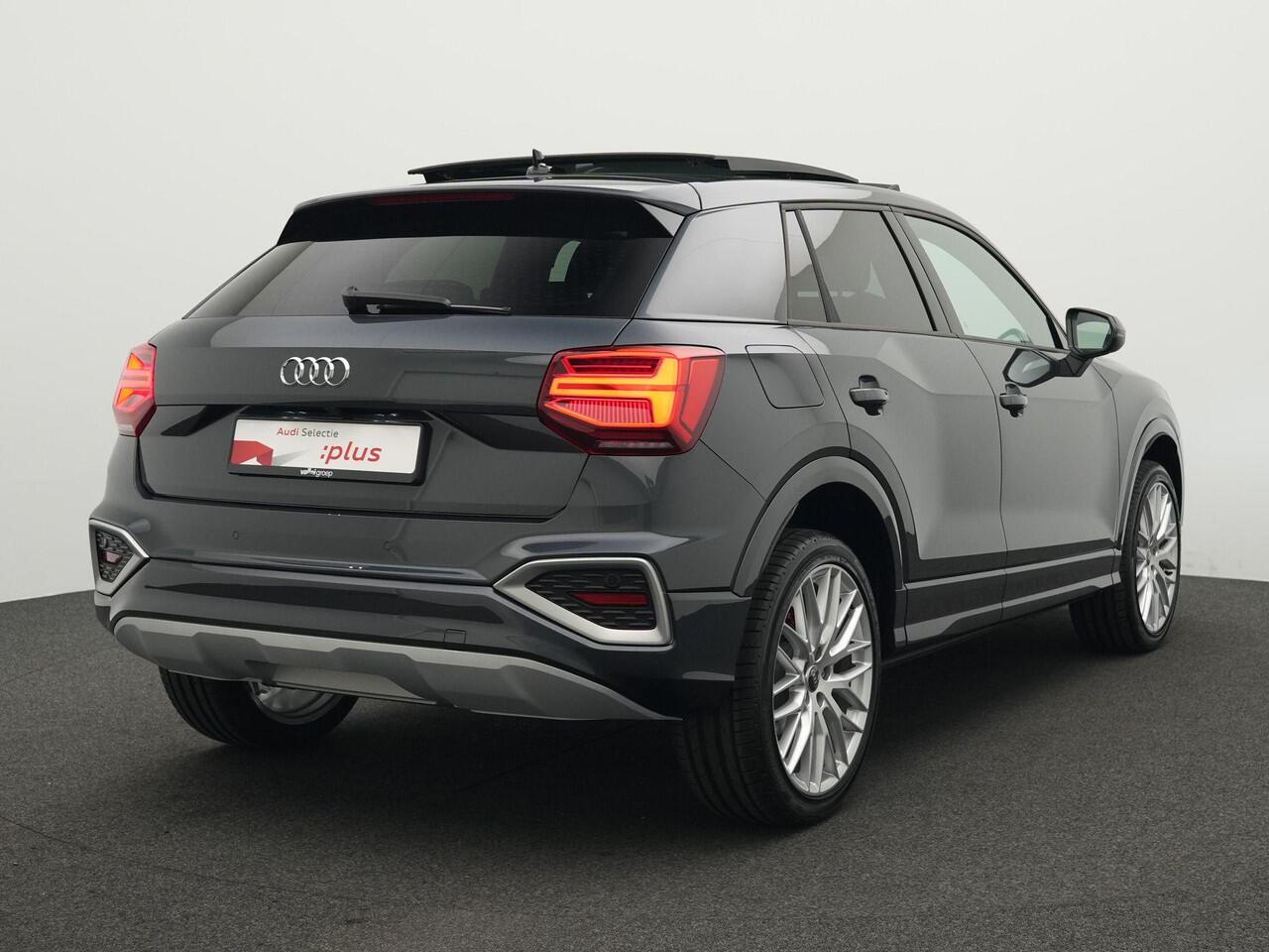 Audi Q2 35 TFSI 150 pk S-tronic Advanced edition / S-Line | Panoramadak | Trekhaak | Aadaptieve onderstelregeling (DCC) | Sportstoelen | Side Assist | Remklauwen rood | 19 inch