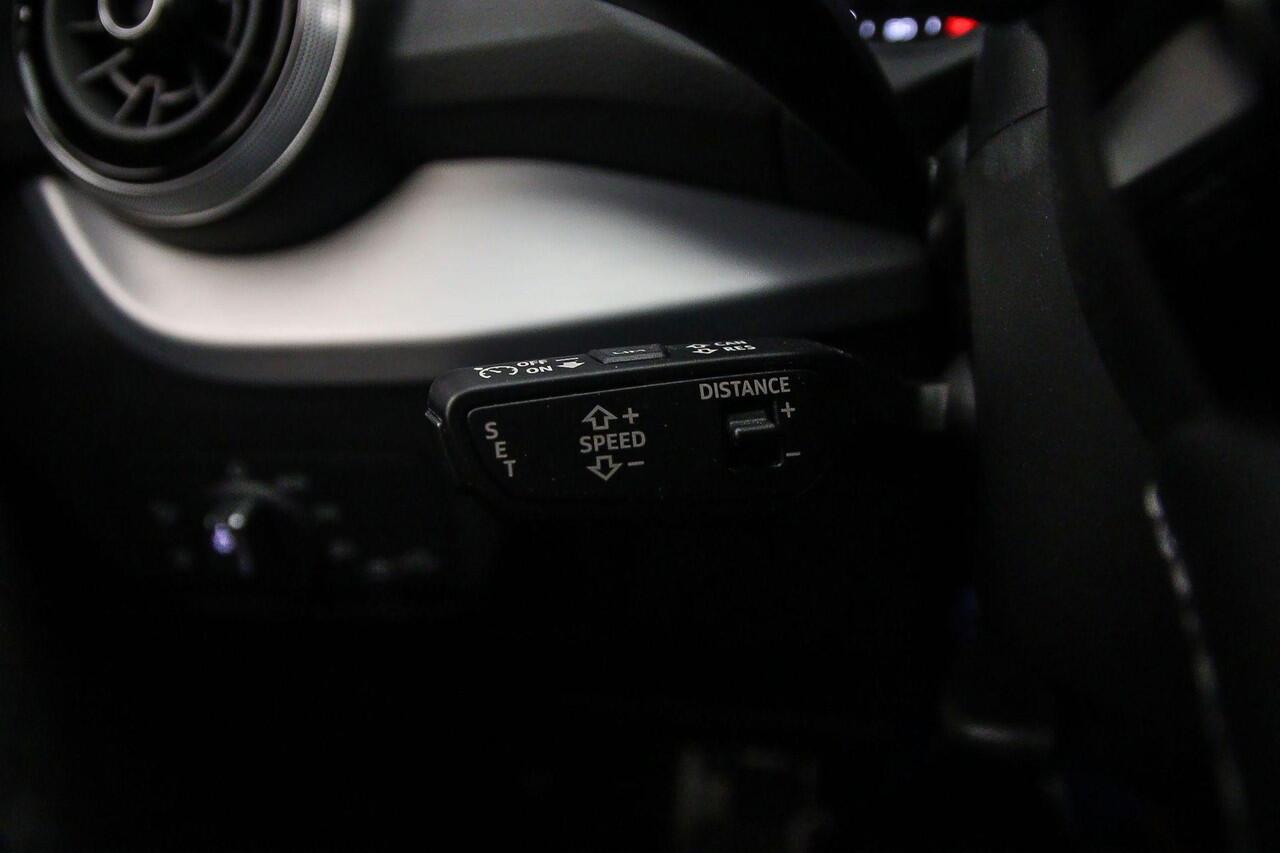 Audi Q2 35 TFSI S Edition | Achteruitrijcamera | Matrix-led | ACC | Ambient lichting | Parking |