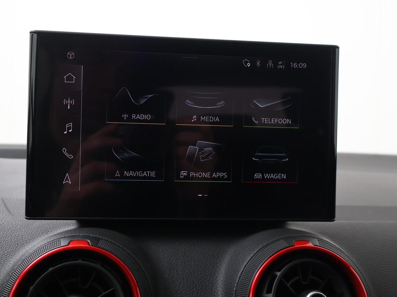 Audi Q2 35 TFSI S Edition | 150 PK | Automaat | Trekhaak | Sonos sound system | 18" LM velgen | Voorstoelen verwarmd | Matrix LED koplampen | S line |