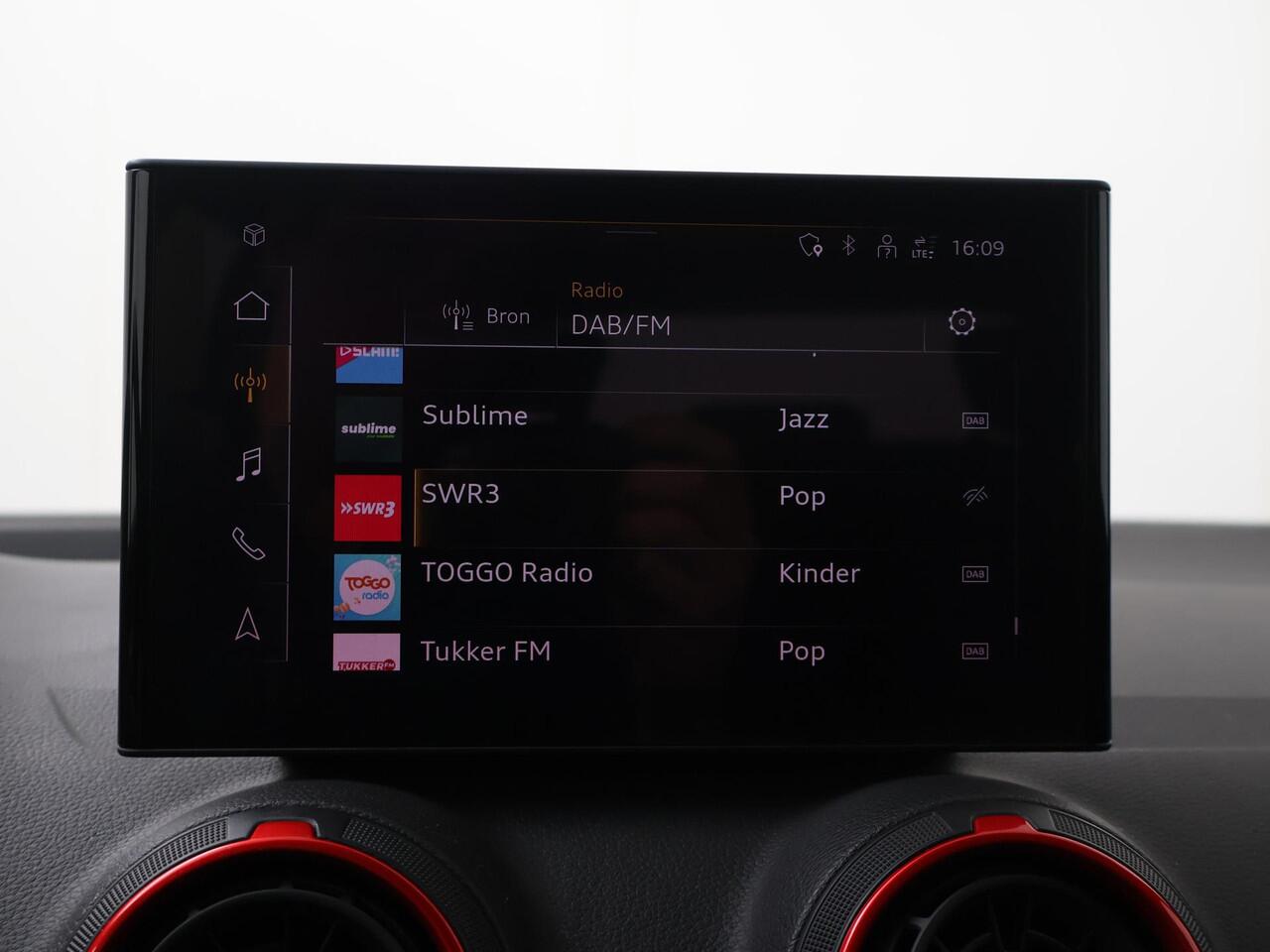 Audi Q2 35 TFSI S Edition | 150 PK | Automaat | Trekhaak | Sonos sound system | 18" LM velgen | Voorstoelen verwarmd | Matrix LED koplampen | S line |