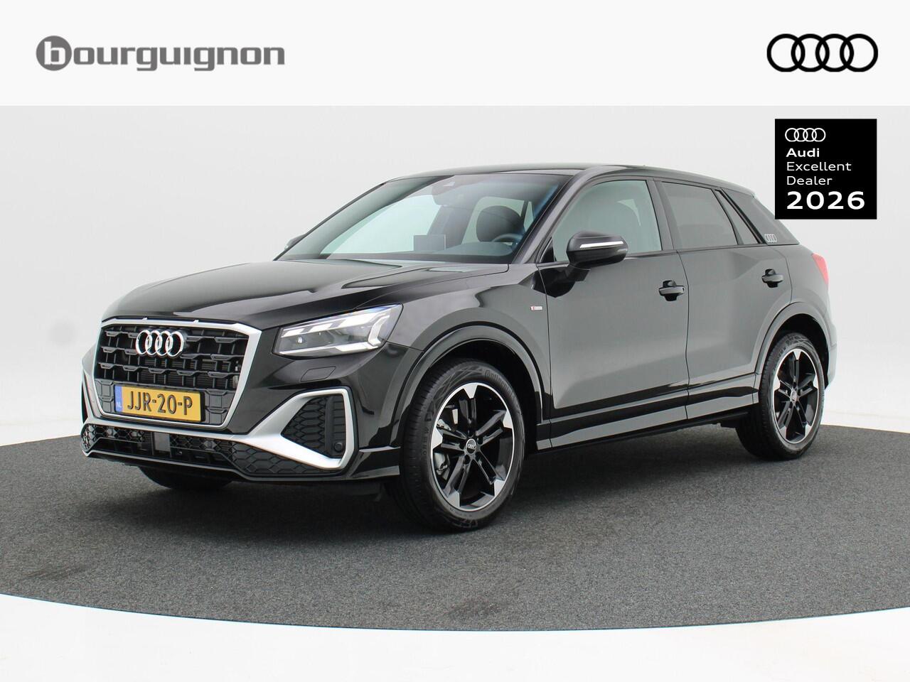 Audi Q2 35 TFSi 150 Pk Automaat S-Line | Sonos Audio | Volledig Leder met Rode Stiksels | Digitaal Dashboard | CarPlay | Zwarte Hemel | Stoelverwarming | Trekhaak | 18 Inch | 5.506 Km!!
