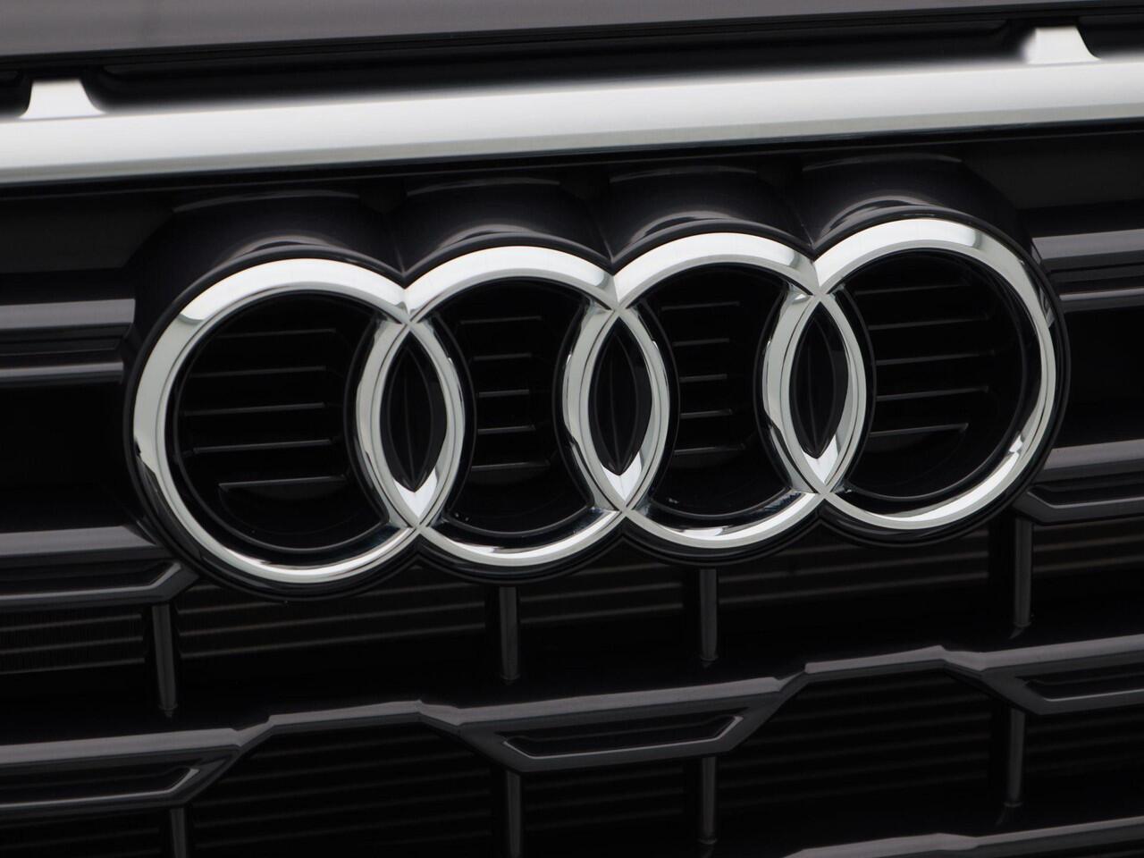 Audi Q2 35 TFSi 150 Pk Automaat S-Line | Sonos Audio | Volledig Leder met Rode Stiksels | Digitaal Dashboard | CarPlay | Zwarte Hemel | Stoelverwarming | Trekhaak | 18 Inch | 5.506 Km!!