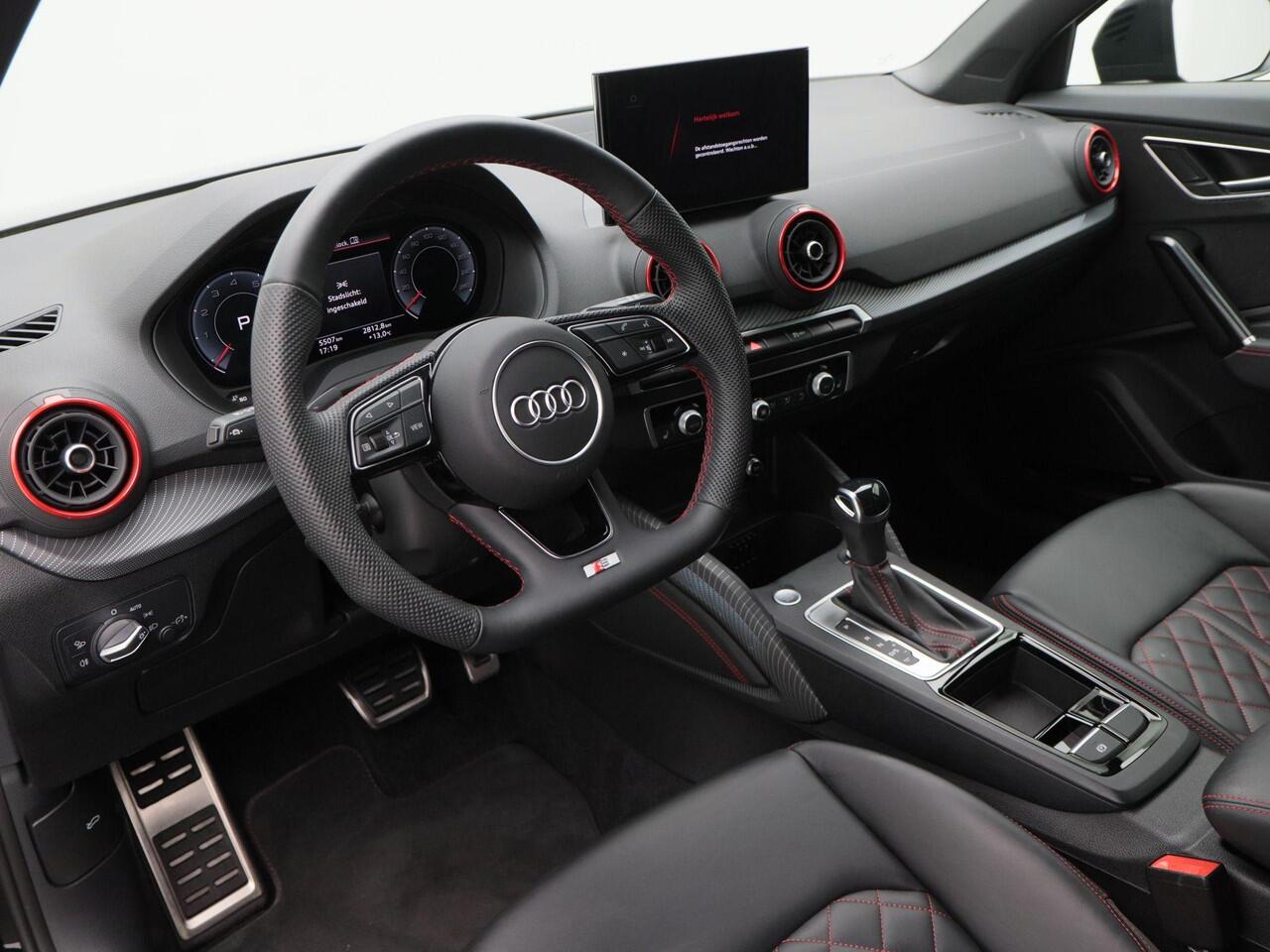 Audi Q2 35 TFSi 150 Pk Automaat S-Line | Sonos Audio | Volledig Leder met Rode Stiksels | Digitaal Dashboard | CarPlay | Zwarte Hemel | Stoelverwarming | Trekhaak | 18 Inch | 5.506 Km!!