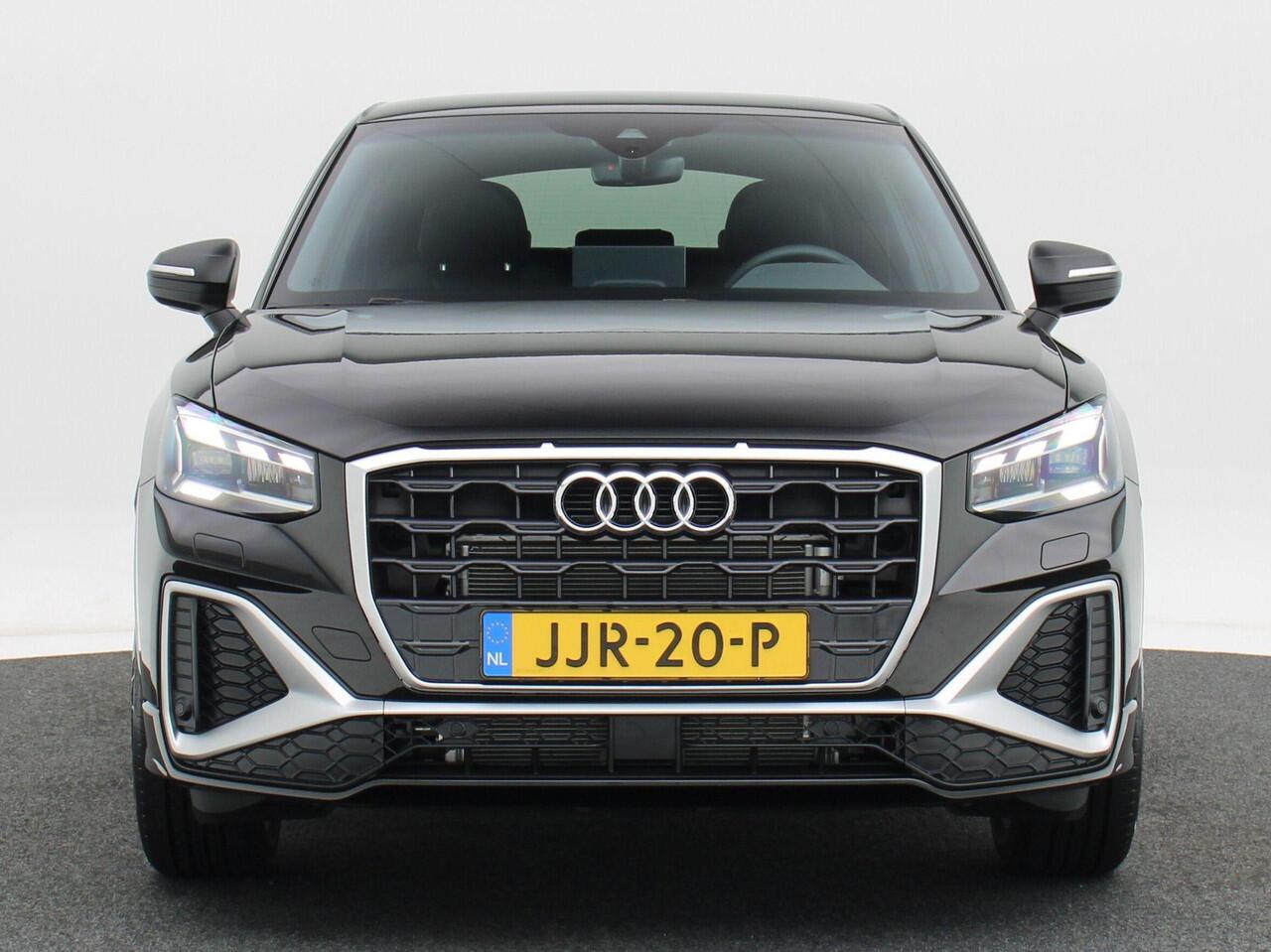 Audi Q2 35 TFSi 150 Pk Automaat S-Line | Sonos Audio | Volledig Leder met Rode Stiksels | Digitaal Dashboard | CarPlay | Zwarte Hemel | Stoelverwarming | Trekhaak | 18 Inch | 5.506 Km!!