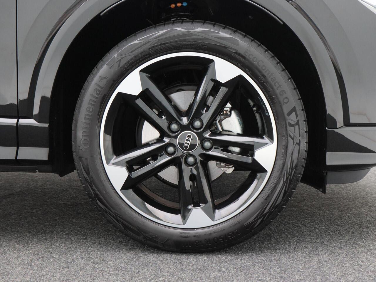 Audi Q2 35 TFSi 150 Pk Automaat S-Line | Sonos Audio | Volledig Leder met Rode Stiksels | Digitaal Dashboard | CarPlay | Zwarte Hemel | Stoelverwarming | Trekhaak | 18 Inch | 5.506 Km!!