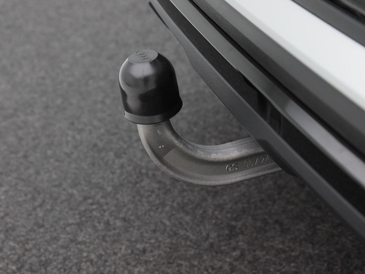 Audi Q2 35 TFSi 150 Pk Automaat S-Line | Sonos Audio | Volledig Leder met Rode Stiksels | Digitaal Dashboard | CarPlay | Zwarte Hemel | Stoelverwarming | Trekhaak | 18 Inch | 5.506 Km!!