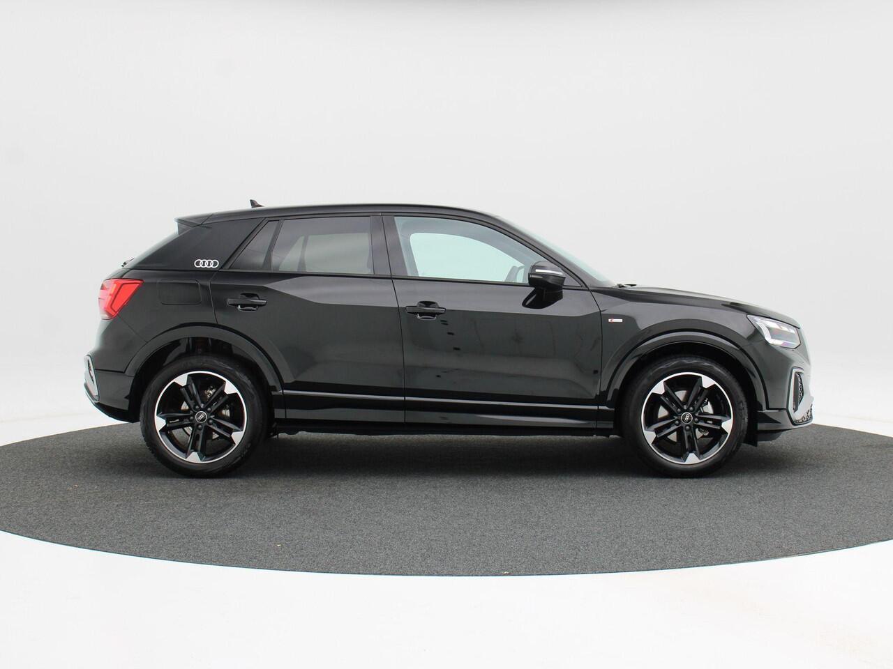 Audi Q2 35 TFSi 150 Pk Automaat S-Line | Sonos Audio | Volledig Leder met Rode Stiksels | Digitaal Dashboard | CarPlay | Zwarte Hemel | Stoelverwarming | Trekhaak | 18 Inch | 5.506 Km!!