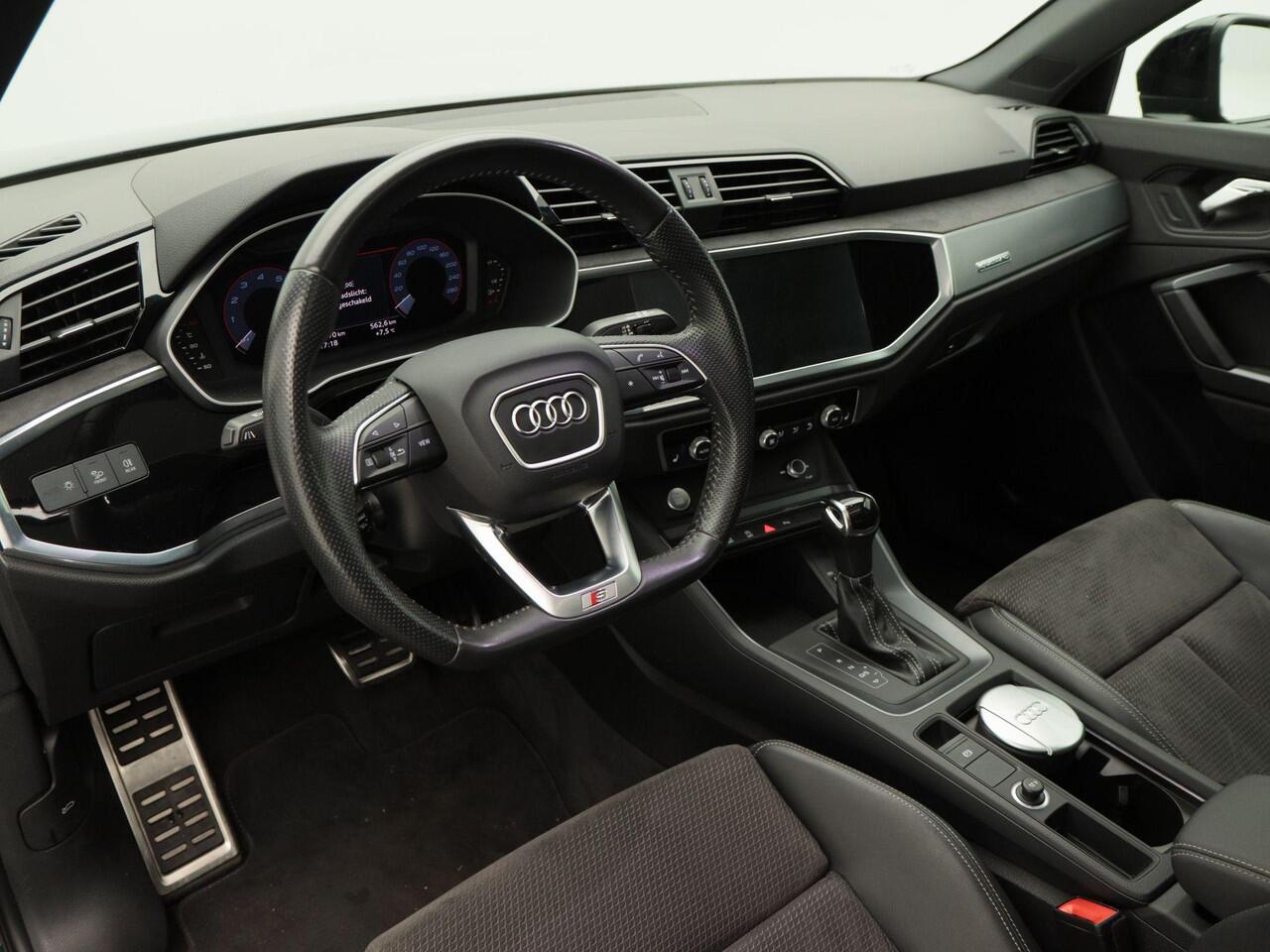 Audi Q3 40 TFSi 190 Pk Automaat quattro S-Line | Panoramadak | Adaptive Cruise | Climate Control | Stoelverwarming | Bluetooth | Navigatie | Camera | Trekhaak | 19 inch | LED | 116.661 Km!!
