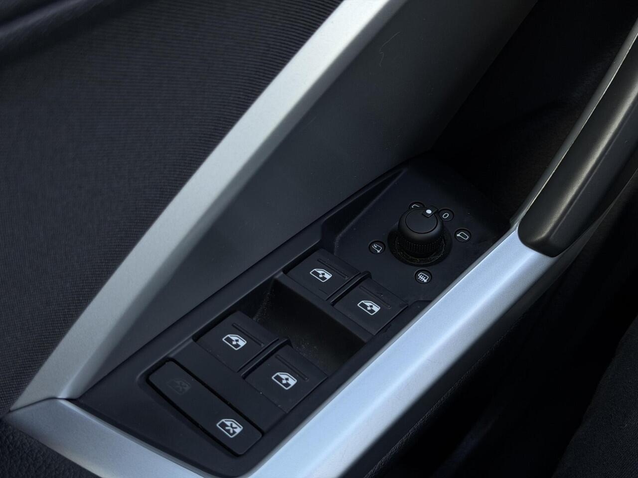 Audi Q3 35 TFSI Advanced | PDC | Stoelverwarming |