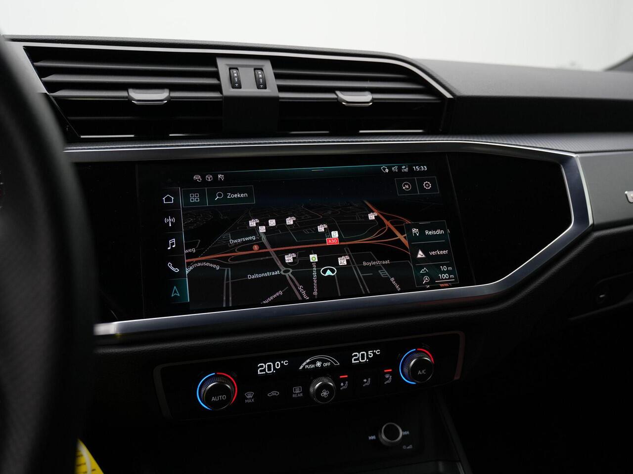 Audi Q3 40 TFSI 190 pk S-tronic quattro S edition / S-Line - Origineel NL | Panoramadak | Trekhaak | Matrix LED | Achteruitrijcamera | Navigatie | Adaptive Cruise