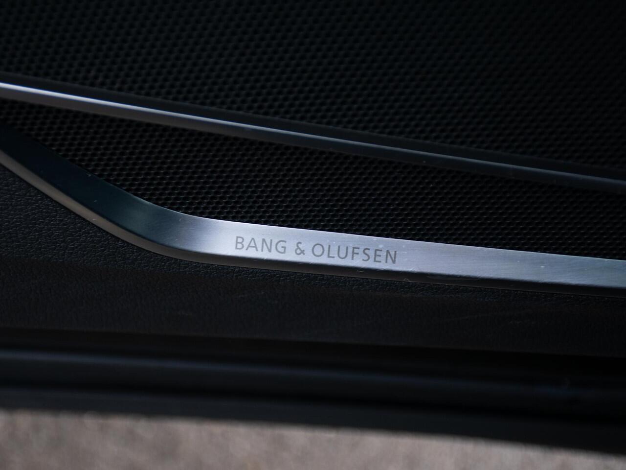 Audi Q3 Sportback 40 TFSI quattro S Edition | Bang & Olufsen Audio l Panoramdak l Adaptive cruise control l Lederen bekleding l Camera l 20" | Black Pack |