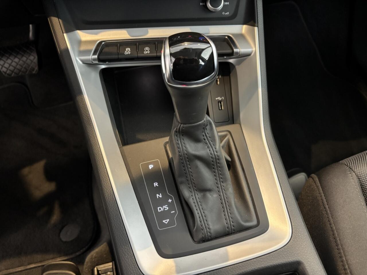 Audi Q3 35 TFSI Pro Line business, Panoramadak, Stoelverwarming