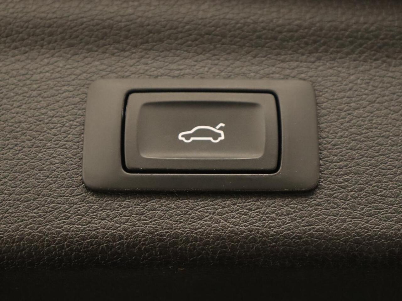 Audi Q3 45 TFSI e S edition | Stoelverwarming | Adaptive cruise | Virtual Cockpit | Half leder | Camera | Carplay | Sportstoelen | Navigatie | Full LED | PHEV | Plug In