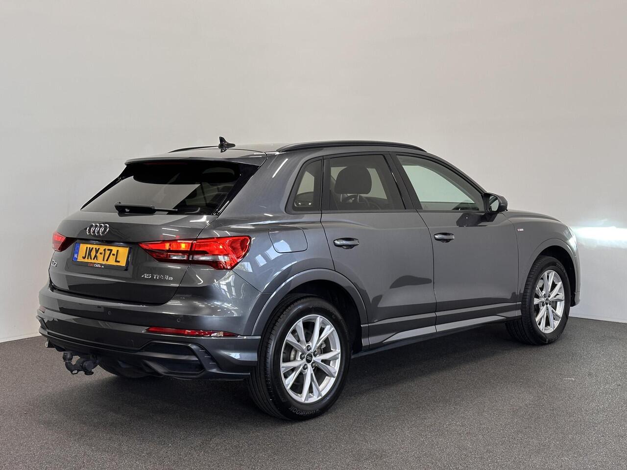 Audi Q3 45 TFSIe PHEV S-Line S-tronic Trekhaak Navigatie Apple Carplay/Android Auto Camera Parkeersensoren Adaptive Cruise Control Elektrische achterklep Virtual Cockpit Stoelverwarming Climate Control Lichtmetalen velgen