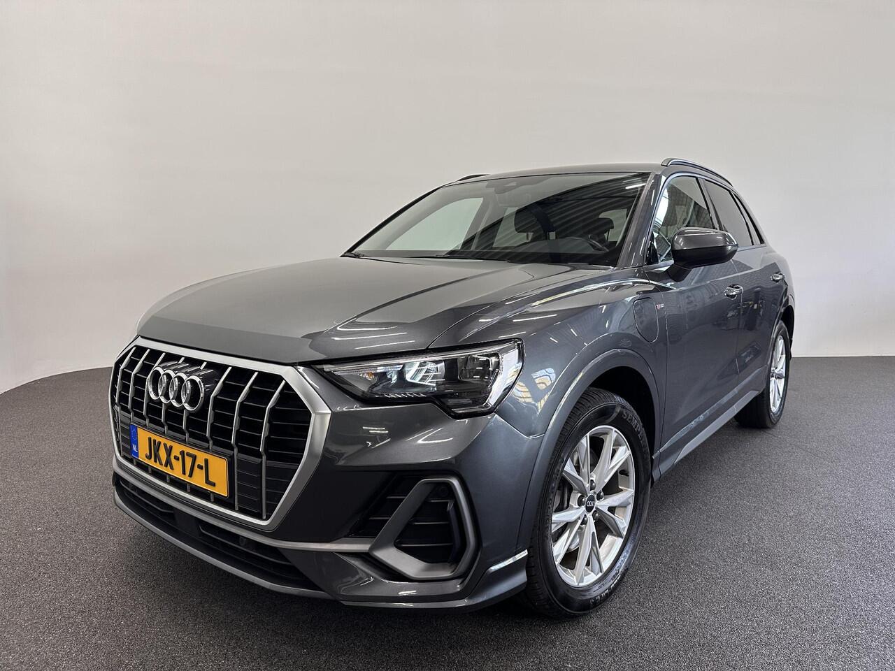 Audi Q3 45 TFSIe PHEV S-Line S-tronic Trekhaak Navigatie Apple Carplay/Android Auto Camera Parkeersensoren Adaptive Cruise Control Elektrische achterklep Virtual Cockpit Stoelverwarming Climate Control Lichtmetalen velgen