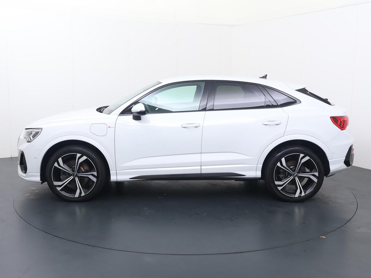 Audi Q3 Sportback 45 TFSI e S Edition | 245 PK | SoH 91% | Adaptive cruise control | Navigatiesysteem | Voorstoelen verwarmd | S line | 20" LM velgen |