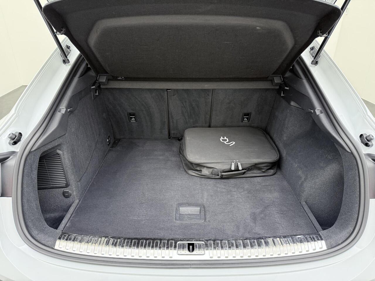 Audi Q3 Sportback 45 TFSI e S Edition PLUG IN HYBRIDE||2x S-LINE BINNEN + BUITEN| ADAPTIVE CRUISE| DODE HOEK | ELEK. TREKHAAK| DIG. DASH|