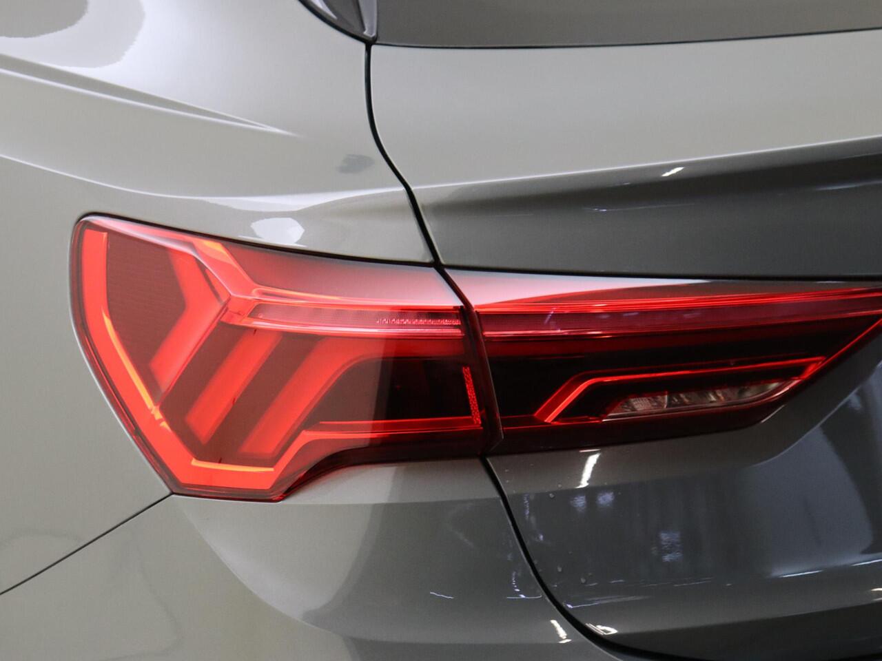 Audi Q3 Sportback 45 TFSI e S Edition | Parkeerassistent | Achteruitrijcamera | Stoelverwarming | Dodehoek detectie | Adaptieve cruise control | Audi virtual cockpit | Navigatie |