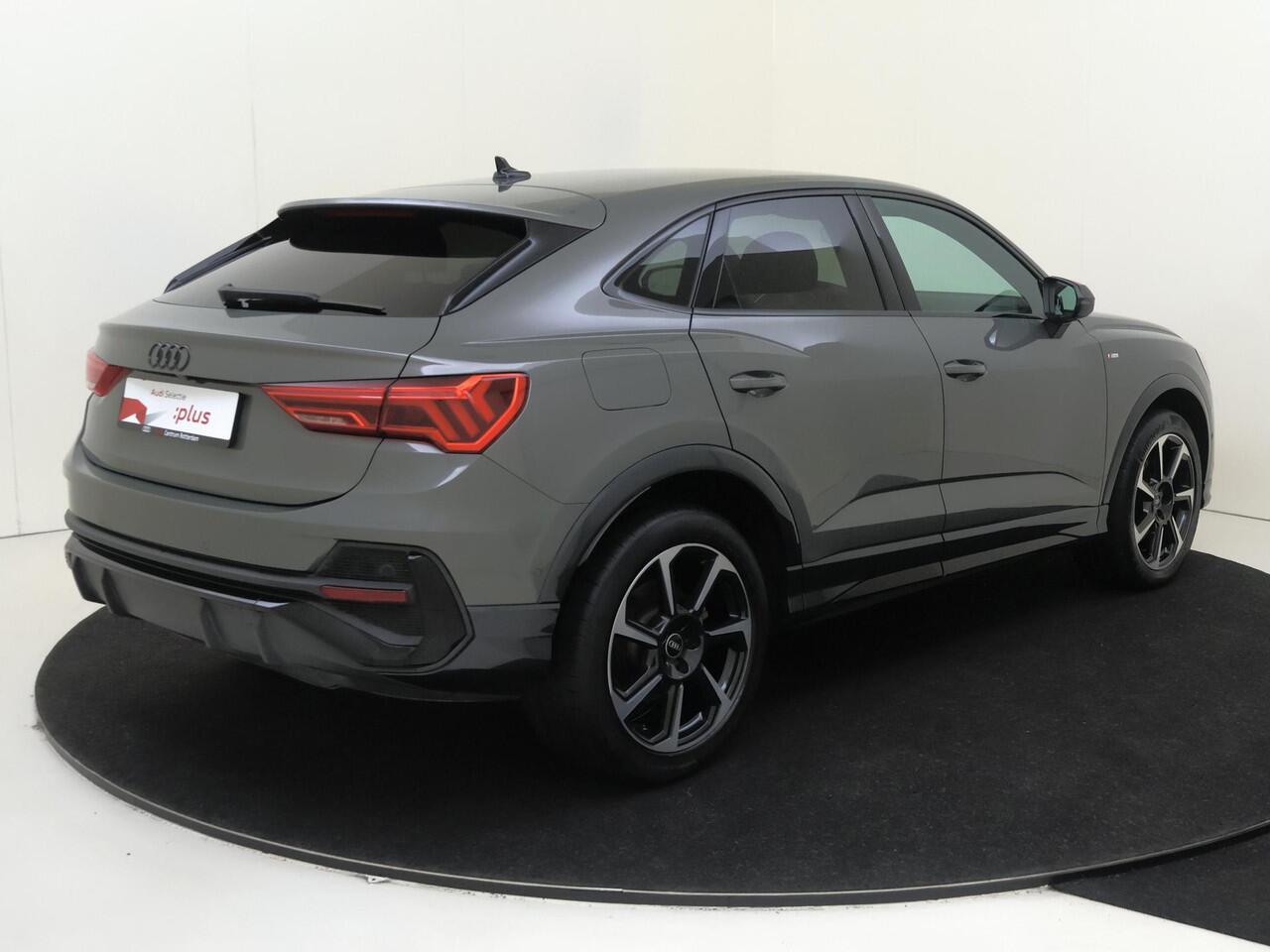 Audi Q3 Sportback 45 TFSI e S Edition | Parkeerassistent | Achteruitrijcamera | Stoelverwarming | Dodehoek detectie | Adaptieve cruise control | Audi virtual cockpit | Navigatie |